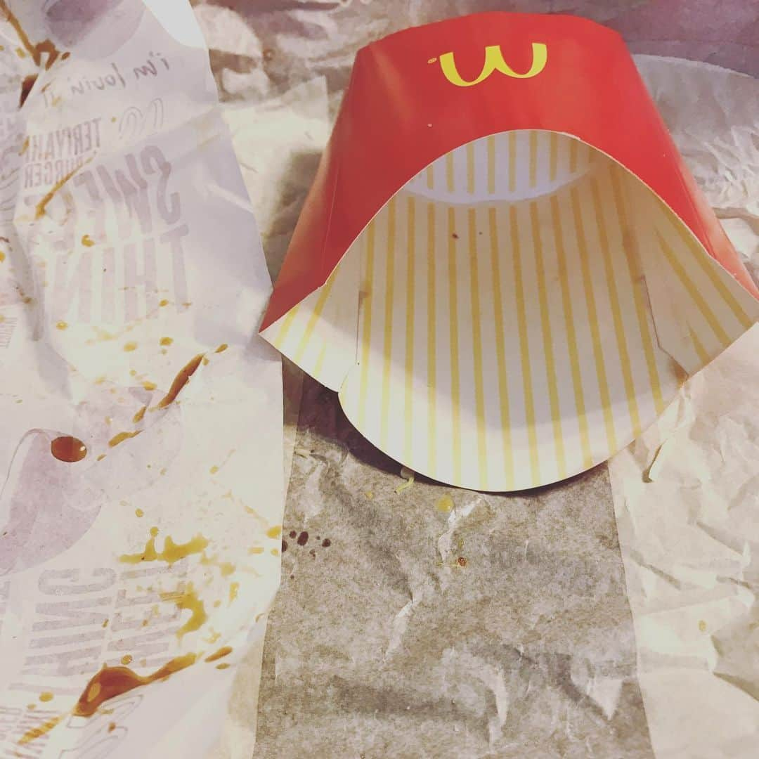 ペギのインスタグラム：「マックにいつもウーバーイーツがいるのを横目で見て #自分もお世話に #いつ食べてもめちゃうま #ファンタが一番合う食べ物 #2位はザーピー #トリポリ #そういえば #ダイエット始めます #シャープで軽やかな #男子目指します #身長も伸ばして #お目目もクリクリに #健康第一」