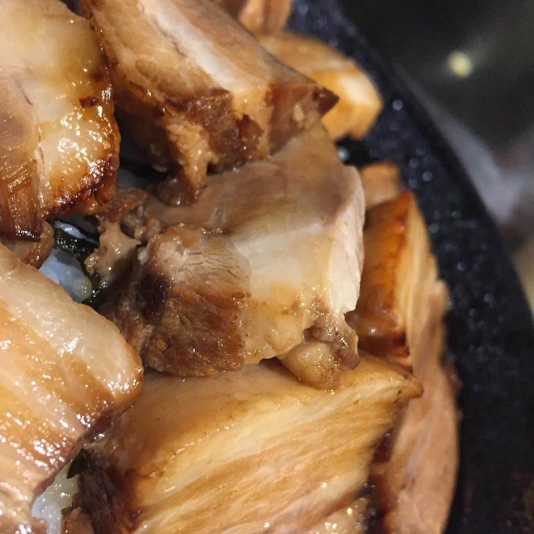 hanatsubaki029のインスタグラム：「#今日のまかないシリーズ #豪華まかない #角煮丼  人気メニューいただきます！！ #イーマ#花椿#個室#梅田#和食#美味しいまかないがあるお店 #instagood #instafood #photooftheday #いいね#女子会#日本酒#osaka#umeda#大阪駅#阪神百貨店」