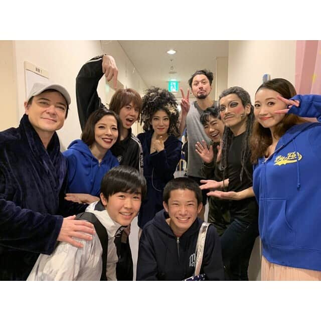 夢咲ねね（赤根那奈）さんのインスタグラム写真 - (夢咲ねね（赤根那奈）Instagram)「. 〚想い出写真✨〛 長々と沢山アップしましたが、 最後になります😅 1枚目はシアタークリエの時に、準備がいつもより早く終わったので撮ってみたものです。 このアラバマの子羊のお衣裳、ヘアスタイル、凄く可愛いくて大好きでした。 2枚目は2幕の開演前です。 開演同時に客席登場なので少し前にスタンバイしておりました。 浦井くんとは【笑う男】では甘酸っぱい兄妹でしたが、それを経てのブルーム夫妻だったので、最初不思議でしたがいつだって優しく引っ張って下さる、頼れる方です。 3枚目は、そんな待機中に横向きのシルエットがラーメン職人のような深水さんが来て下さいました🍜✨ このお衣裳の間だけ、 敬意を表して【ラーメンマン】と呼ばせていただいておりました。 そして、この表情をしてくださいます😆 とっても優しい方です✨ 今回もカンパニーウェアは深水さんのデザインパーカーなのです_✍﻿ めちゃくちゃ可愛いくて着心地抜群です♡ そして、最後の写真は、 初演のヤングウィルを演じていた 鈴木福くんとりょうたくんが観にきてくれた時のものです。 2人とも大きく成長していて、ハンサムになってます✨ 喋ると変わらないチャーミングさもあり、すごく懐かしくも嬉しかったです。いつかこの物語を語り継いで欲しいな☺️ もうすぐ身長も追い抜かされそうです笑 #ビッグフィッシュ #ミュージカル #再演 #12chairsversion #アラバマの子羊 #開演前 #ウィルとジョセフィーン #戦士 またの名を #ラーメンマン #ラーメンマンスマイル #浦井健治くん #深水元基さん #鈴木福くん #りょうたくん #ヤングウィル #語り継ぐ物語」12月17日 23時18分 - yumesaki__nene