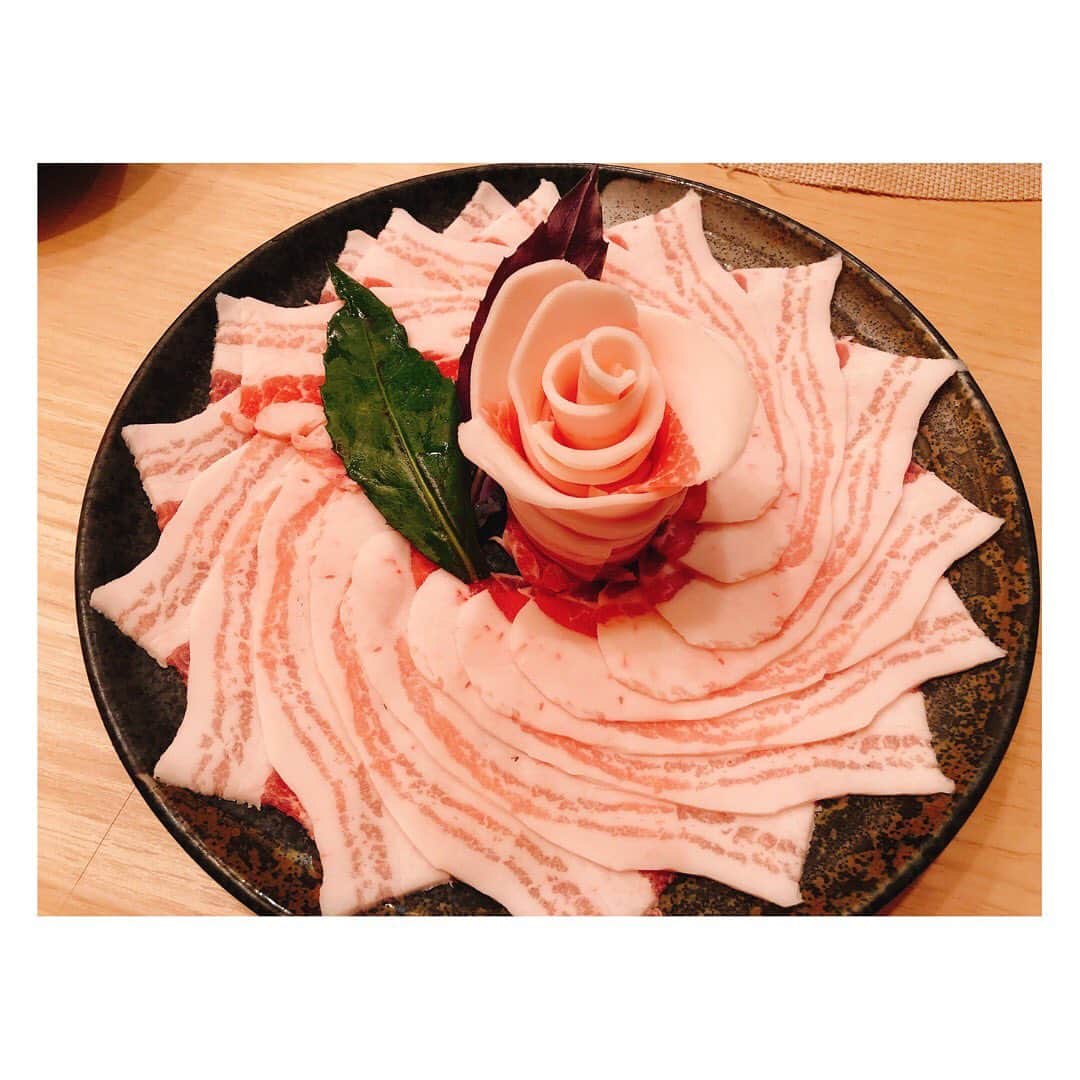 箕田 みなみさんのインスタグラム写真 - (箕田 みなみInstagram)「あぐー豚しゃぶしゃぶ豚や葵✨✨ ここのポン酢が本気で好きすぎる😍❤️ 新作のあぐー豚の揚げ出しも、トロトロ&サクサクで美味しかった〜🥺✨ 大阪で1番美味しいしゃぶしゃぶ屋さん💓💓 ・ ・ #あぐー豚しゃぶしゃぶ豚や葵  #あぐー豚 #激うまポン酢 #大阪 #心斎橋 #ミナミ #グルメ #大阪グルメ #食べ歩き #グルメ好きな人と繋がりたい」12月17日 23時19分 - minami.mita
