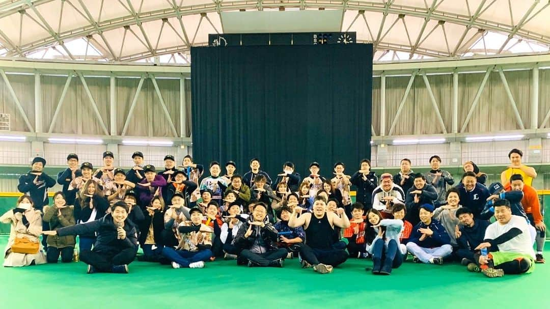 福田太郎さんのインスタグラム写真 - (福田太郎Instagram)「大人の運動会🏃‍♂️ いくつになっても盛り上がるものですね〜 ソフトボールとリレーで企業対抗大運動会🥎  自分の実況がダイレクトで選手に伝わるという プレッシャーと面白さを存分に感じました。笑  リポーターは、お久しぶりのわおんちゃん！ 来年はチームHTBで参加すべく、 一年かけて社内で選手募集します🔥笑  #土屋ホーム 陵侑W杯今季初Vおめでとう🏆 #tcsinternational #東京海上日動 #TTT で #TxT ならぬ #Tx3 #運動会 #T って最高の響き。#TT兄弟 天才だと思う そしてここにも！#HTB #TAROFUKUDA いつもお世話になっているのでお手伝い✌️ #樫野和音 @waooooontyn #lovefighters  元 #ファイターズガール #お天気お姉さん 現在は #YouTuber としても活動中！#followher #f4f」12月17日 23時32分 - htb_tarofukuda