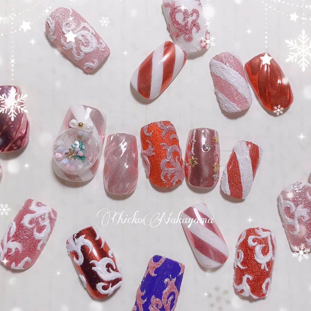 なかやまちえこのインスタグラム：「tricia授業でデモンストレーションしたのはクリスマスネイル🎄✨ #nail #nails #nailart #ネイル #美甲 #ネイルアート  #clou #nagel #ongle #ongles #unghia #japanesenailart #manucure #네일 #젤네일 #네일아트 #네일리스트 #japanesenails #manicurist #gelnails #أظافر #スノードーム #スノードームネイル #snowdome #snowdomenails #クリスマスネイル #Xmasnails #Christmasnails」