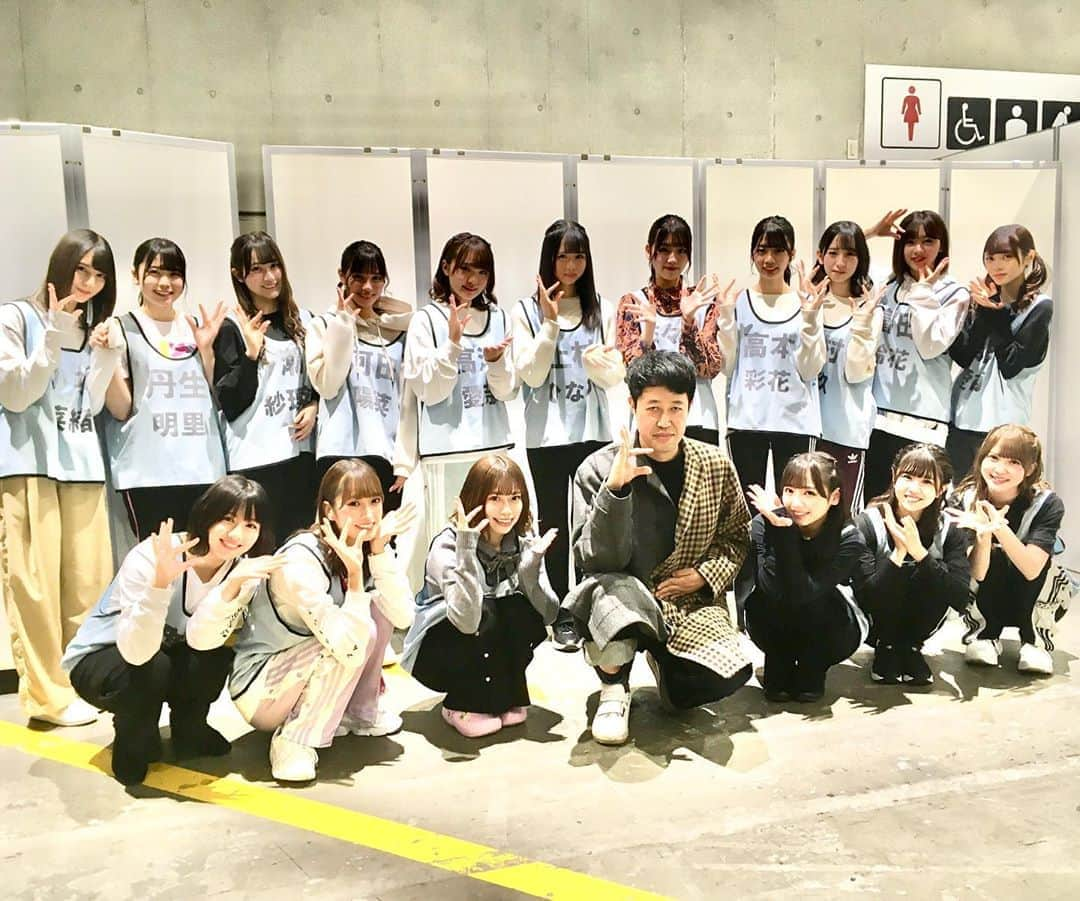 小籔千豊さんのインスタグラム写真 - (小籔千豊Instagram)「日向坂46のコンサート初めて行かせてもらいましたよ🎸イケてるグループのオーラバリバリ😎めっちゃよかったよ #日向坂46 #生放送で早退 #フロート近くに来たとき照れたな #ご挨拶に来てくれるんも全員やし照れたな #写真とりますかと日向坂側社員 #オタケーキがバンバンのせて下さいゆーてくれたよ #バンバンのせてよかったんかい #あかんとおもてたよ #次は動画やな #とりあえず今回は集合写真 #おらぁ！ #ファン！ #みたいのは集合写真ちゃうんやろ #２枚目以降やろが #これやろこれ #これなんやろ #ぐすん #携帯古くて画像わるすぎわりー #サイリウムもらったので #最後はサイリウム自撮り #急に怖い写真 #自撮りはもちろんノーにっこり #歌もダンスもギターも上手でしたよ」12月17日 23時37分 - koyabukazutoyo_shinkigeki