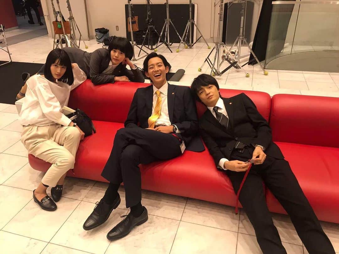のインスタグラム：「🌸#同期のサクラ 放送まであと1日🌸 ある日の待ち時間⏰ イケメン美女たちの休憩スタイル✨ #最終回 #明日よる10時から  #12月18日 #第5話の撮影中 #高畑充希  #橋本愛  #竜星涼  #岡山天音 #天音くん足長スタイル #葵くんは演技集中なうでした」