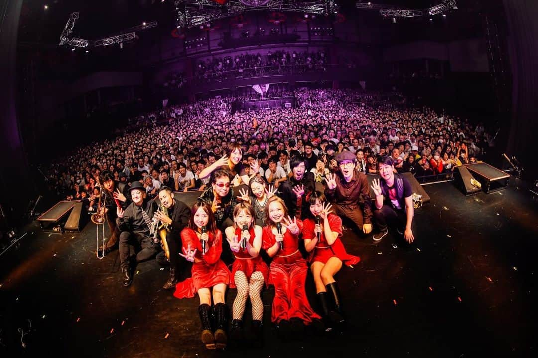 奥津マリリのインスタグラム：「ツアーファイナル@新木場コースト ありがとうございました！！ フィロソフィーのダンス、ついにメジャーデビューします！！！！！！！ 今後ともよろしくお願い致します！」