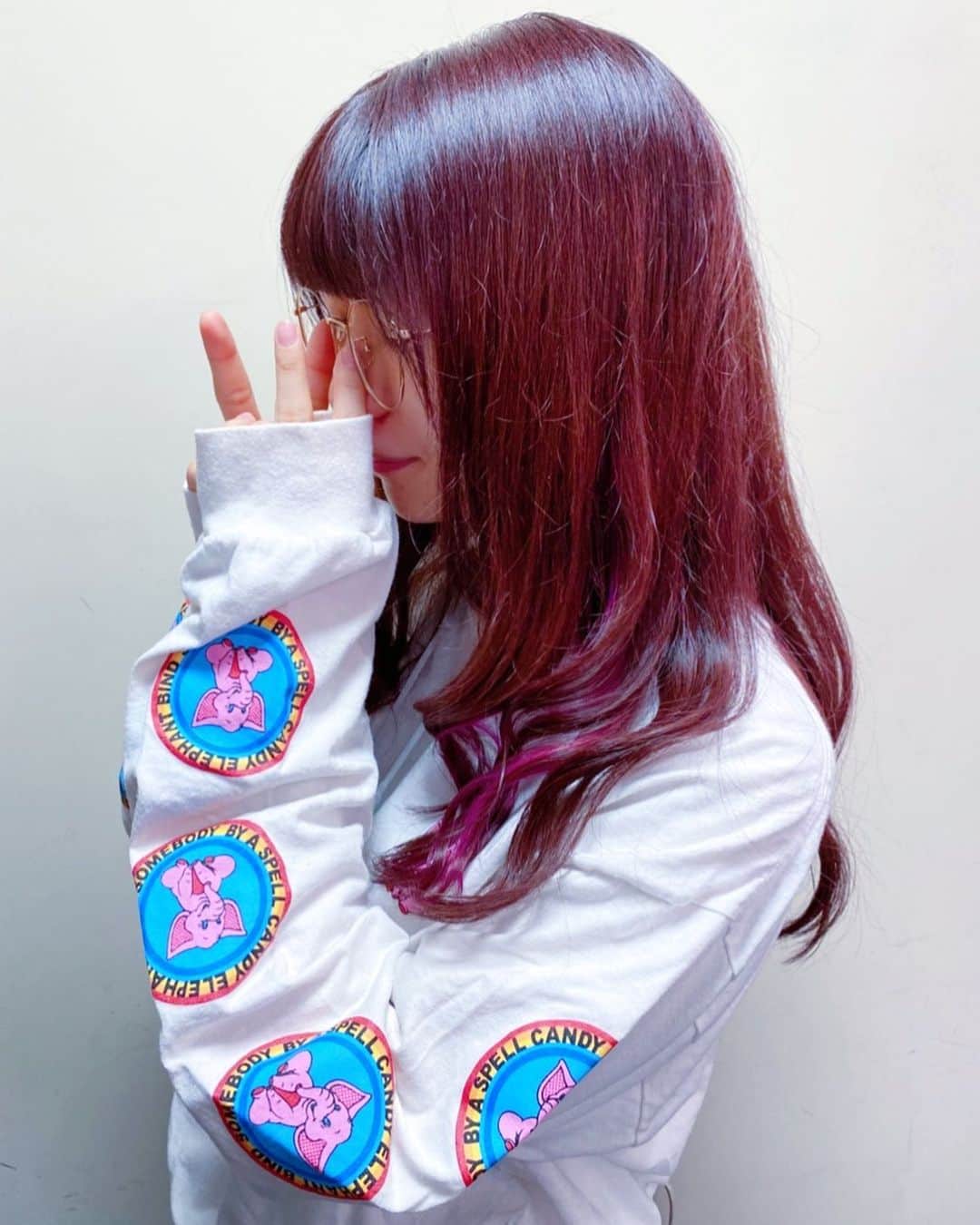 ぱいぱいでか美のインスタグラム：「Spicaで年内最後のヘアメンテ☻ ꙳ #hairsalon #spica #原宿 #haircolor #innercolor #treatment #cut ꙳ 行くタイミング逃してて インナーカラーが抜け抜けだったのですが 2019年締めくくりに向けてバチッとドPINK入れてもらいました✌︎ 全体のカラーもいつもよりピンクみを強めに出してもらって 実際見るともう少し落ち着いてる印象だけど 自然光の下だと結構ピンク感あって嬉しい❤︎ 担当は中田さん @spica_nakada です。 今年もありがとうございました！ そして年内ラストに寝坊かまして スーパーすっぴんで駆け込んだの失礼しました。。 なので顔隠しまくり(T . T)笑」