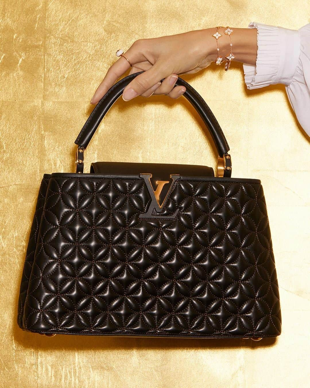 ルイ・ヴィトンさんのインスタグラム写真 - (ルイ・ヴィトンInstagram)「Find the Perfect Gift with #LouisVuitton. A new version of the iconic Capucines bag is enhanced by flower-shaped quilting. Last call to order your #LVGifts for delivery before December 25th via link in bio.」12月18日 0時00分 - louisvuitton