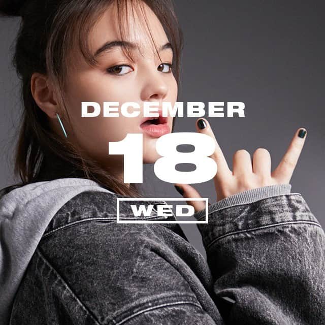のインスタグラム：「12月18日は 『ビリー・アイリッシュの誕生日』 2019年大ブレイクを果たしたビリーの18歳の誕生日。 オーバーサイズ＆スポーティーなアイコンスタイルを真似っこ！  NYLON.JPでは「365日、毎日がアニバーサリー」をテーマに、ファッショナブルでユニークなスタイリングを毎日提案しているよ！  http://www.nylon.jp/365  MODEL: @7_EMIL_Y  #365anniversary #fashion #makeup #beauty #style #今日は何の日 #make #nylonjapan #nylonjp #coordinated #coordinates #ootd #outfit #coordinate #photography #beautiful #photooftheday #BillieEilish」