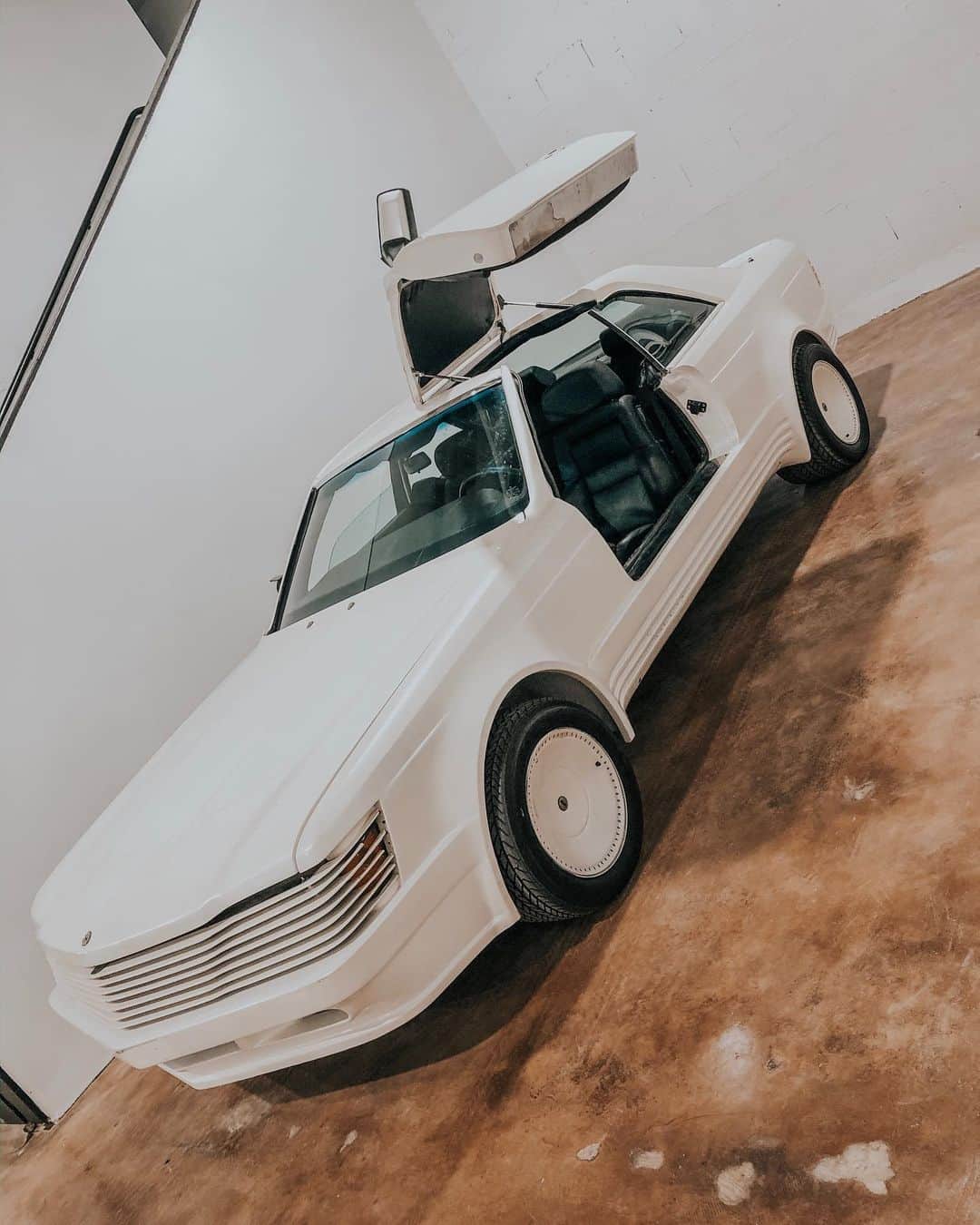 CarsWithoutLimitsさんのインスタグラム写真 - (CarsWithoutLimitsInstagram)「80s Style 500SEC 1 of 14 ever built by Sbarro  Available via @thebarnmiami #carswithoutlimits #500sec #sbarro」12月18日 0時01分 - carswithoutlimits