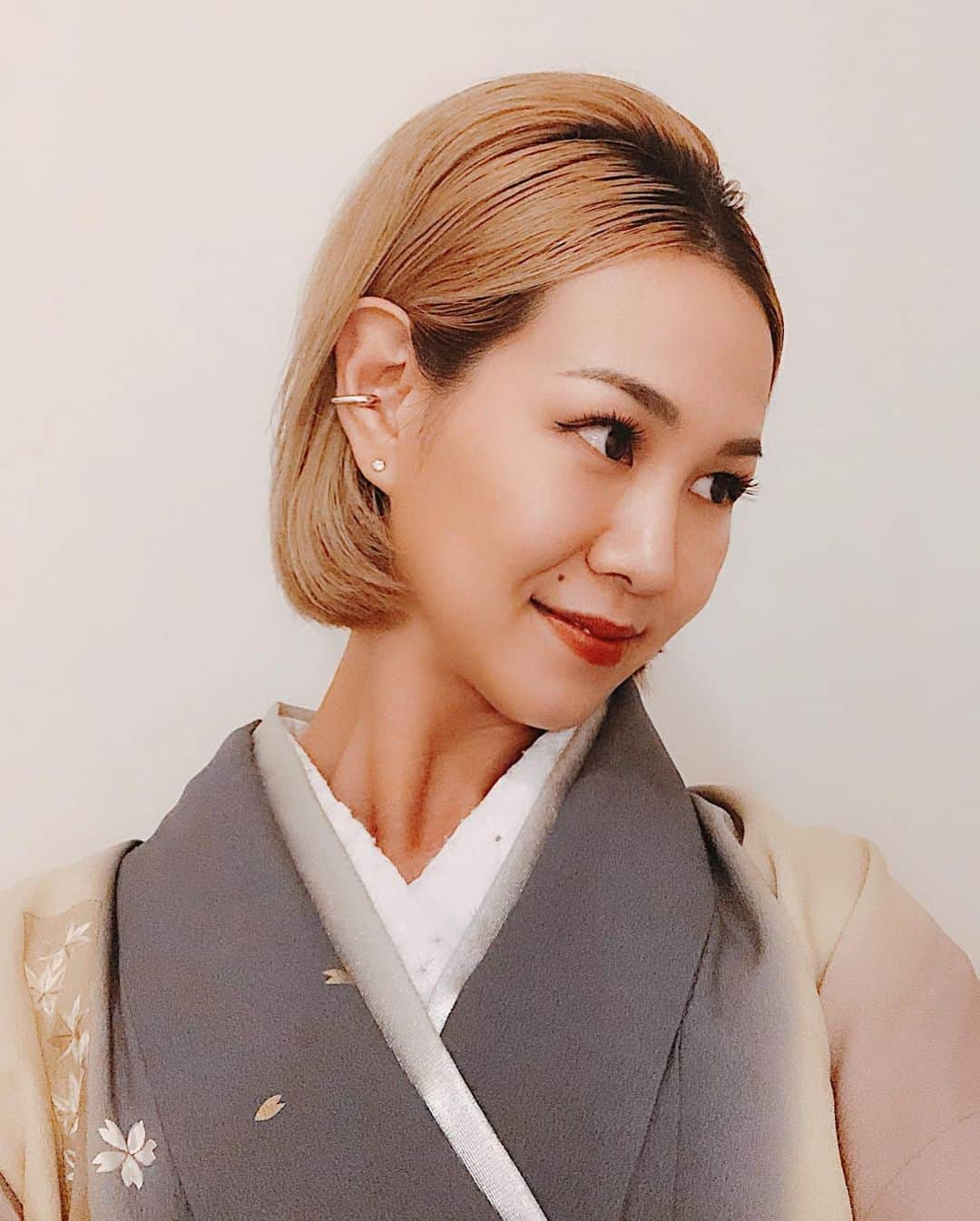 須田朱音さんのインスタグラム写真 - (須田朱音Instagram)「✔︎﻿ ﻿ 昨夜はお仕事後に、﻿ ヘアセットして頂きお着物に変身っ👘✨﻿ ﻿ ﻿ @oasis_tokyo_official に通って3ヶ月。 朝の顔のむくみがなくなったり﻿、 目の開き具合や歪みも少しづつ変化してきました☝🏼﻿ ﻿ ﻿ @moalaniwax_tokyo で受けれる、 @laponi_tokyo のフェイシャルリフトで﻿ 顎下のたるみもスッキリいい感じ✨﻿ ﻿ ﻿ マツエクはめぐさんとこで﻿ @eyelash_radia_meg  フラットラッシュを重ね付けしたパーフェクトラッシュで﻿ 全体的にボリューム出してもらってます🖤﻿ ﻿ ﻿ 年末前に、ヘアとネイルも行かなきゃ〜💇🏼‍♀️💅🏻💭﻿ ﻿ #care #facialcare #eyelashextensions #eyelash」12月18日 0時03分 - akane_godo