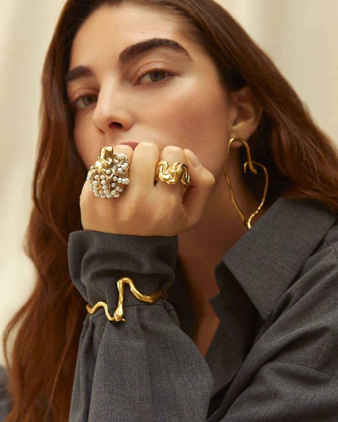 グーセンス パリさんのインスタグラム写真 - (グーセンス パリInstagram)「@Claratlan wearing our Goossens X Harumi Klossowska de Rola snakes earrings, ring and bracelet. Matched with the incredible lion ring from the same collection. . . #Goossens #snakes #earrings #ring #bracelet #lion #yellow #gold @harumiklossowskaderola」12月18日 0時16分 - goossens_paris