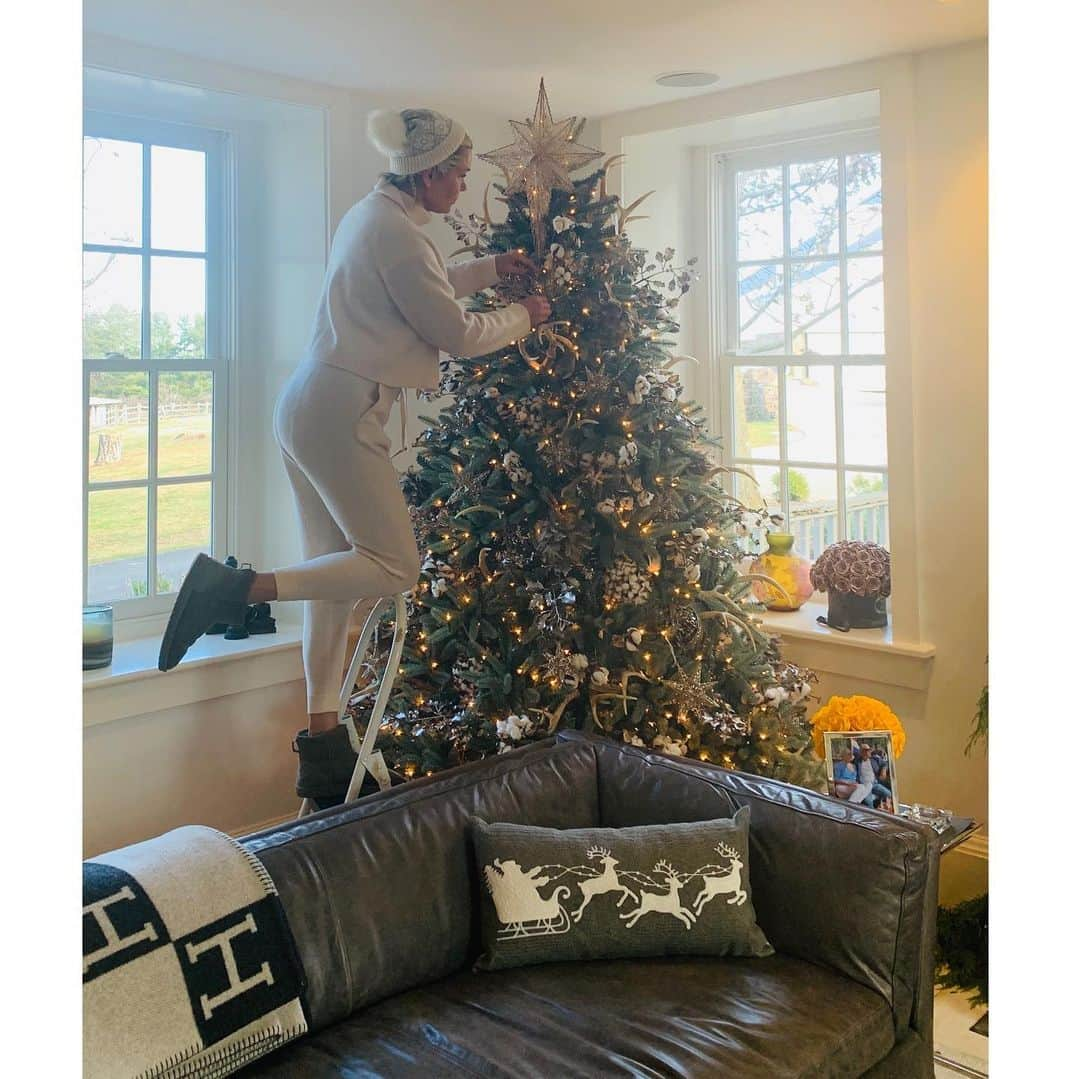 ヨランダ・ハディッドさんのインスタグラム写真 - (ヨランダ・ハディッドInstagram)「❤️A Home is created by the love we invest in it....... I tried to use farm grown Christmas decorations this year and love the organic feel to it, what do you think?  #HomeSweetHome #Christmas2019」12月18日 0時27分 - yolanda.hadid