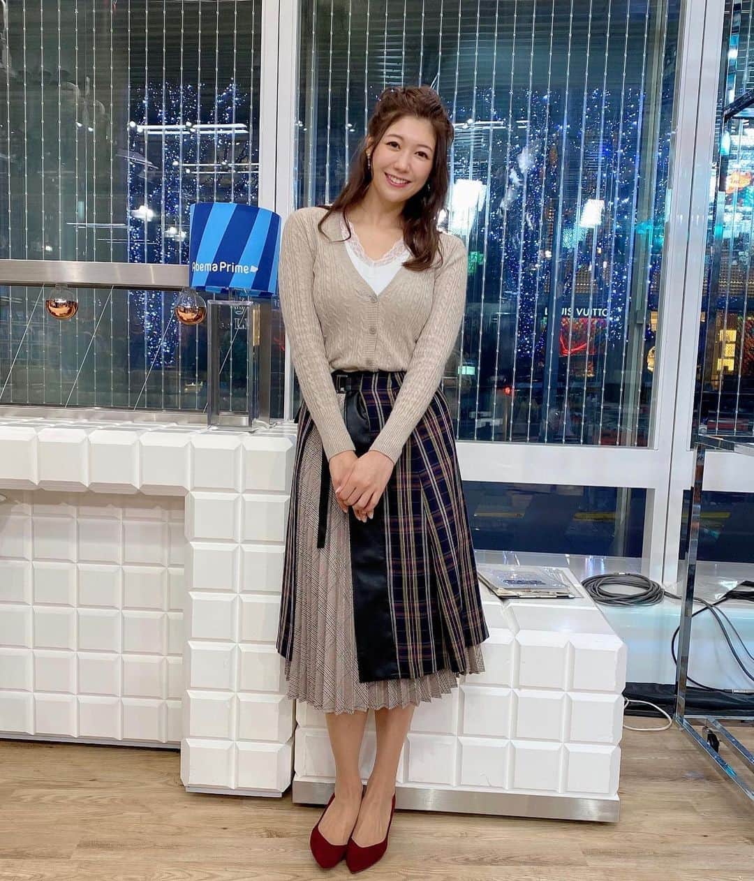 のインスタグラム：「明日の関東は雨は朝まで☔️天気は回復☀️朝は霧の出る所も。時間に余裕をもって外出を！ 気温は高く11月並みの暖かさ♪ 👗お天気コーデ👗 日中は軽めのアウターに首回りの開いたトップスで🙆‍♀️ #アベプラ #abematv  #weather #weatherforecast #気象予報士 #穂川果音 #明日コレ着よコーデ #ファッション #ファッションコーデ #ファッションアイテム #fashion #fashionista #fashionable #fashionstyle #fashionlover #style  #outfits #coordinate #ootd #outfit #japanstyle #instastyle #instafashion  #ヘアアレンジ  #hair #hairstyle #hairarrange #ほかのん #無敵カーデ」
