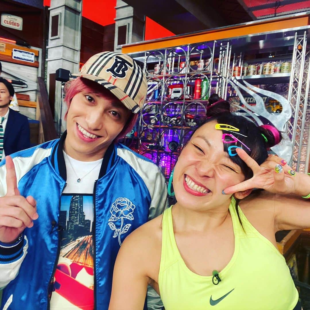 日本テレビ「ウチのガヤがすみません！」のインスタグラム：「ただ今絶賛放送中‼️ 今夜は#神木隆之介 さんと #中村倫也 さんがゲストでーす😊❤️ 最後まで寝ずに見ておくれよーん🎠  写真は#フワちゃん と#かねちー 💘💘 本番中の仲良しショット📸  #ウチのガヤがすみません #ウチガヤ  #ガヤ芸人オフショット #芸人 #EXIT #フワジット」