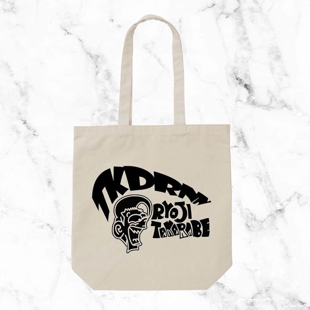 財部亮治のインスタグラム：「“TKDRNN Tote bag” ¥1,500- グッズリクエストが多かったトートバックです！ 実は最初はパーカー用にデザインしたものだったんですが、パーカーよりトートバックにしたほうがかわいいなって思いまして、真ん中にでかでかとドーン！とプリントしました！ 今回の”TKDRNN(てか誰なん)ロゴ”のcartoon感に合わせたフォントと手書きのRYOJI TAKARABEがPOPさを引き出してくれてます！いろんな場面で使える一番使いやすいサイズを用意しました！ W36×H37×D11 (幅・高さ・奥行き) 内容量10ℓ  12月18日19時より下記URLから予約販売開始します！予約期間は12月18日19時から12月23日0時までです！ https://fanicon.net/web/shops/292 3月21日のワンマンライブでも少量用意するかもしれませんが、受注販売の予定なので、当日はほぼ販売しないと思います！今のうちにゲットしてくださると嬉しいです！ サイトはfanicon様のサイトをお借りしていますので、無料会員登録をしていただいて、ご注文ください。 (※fanicon様のサイトの無料登録であり、財部亮治のFCである”財部屋”の登録ではありません🙂） 商品の発送は1月下旬〜2月上旬予定です😊」