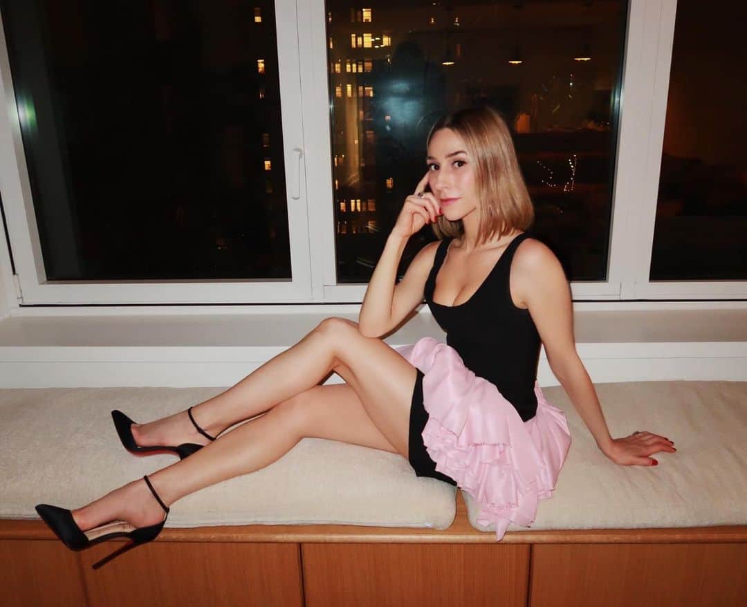 のインスタグラム：「Getting the most out of this dress 💕✨👗 @novaocto @carmenmarch_official」