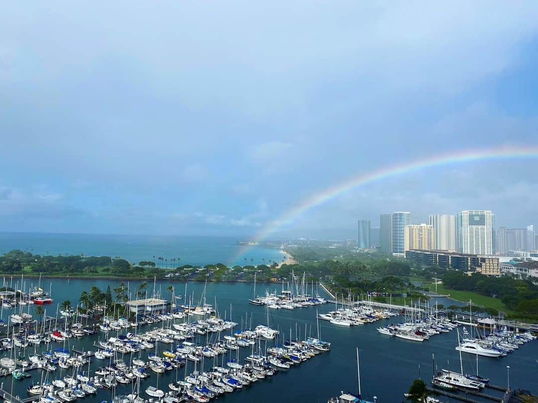 上本昌代さんのインスタグラム写真 - (上本昌代Instagram)「起きたら窓の外に虹！雨ばかりだけど虹🌈がたくさん見れて嬉しい😊  #rainbow #虹 #hawaii #時差ボケ酷すぎて #view #priceless #vacation #harbor #タビジョ #旅好き #懐かしの場所」12月18日 1時04分 - masayomai