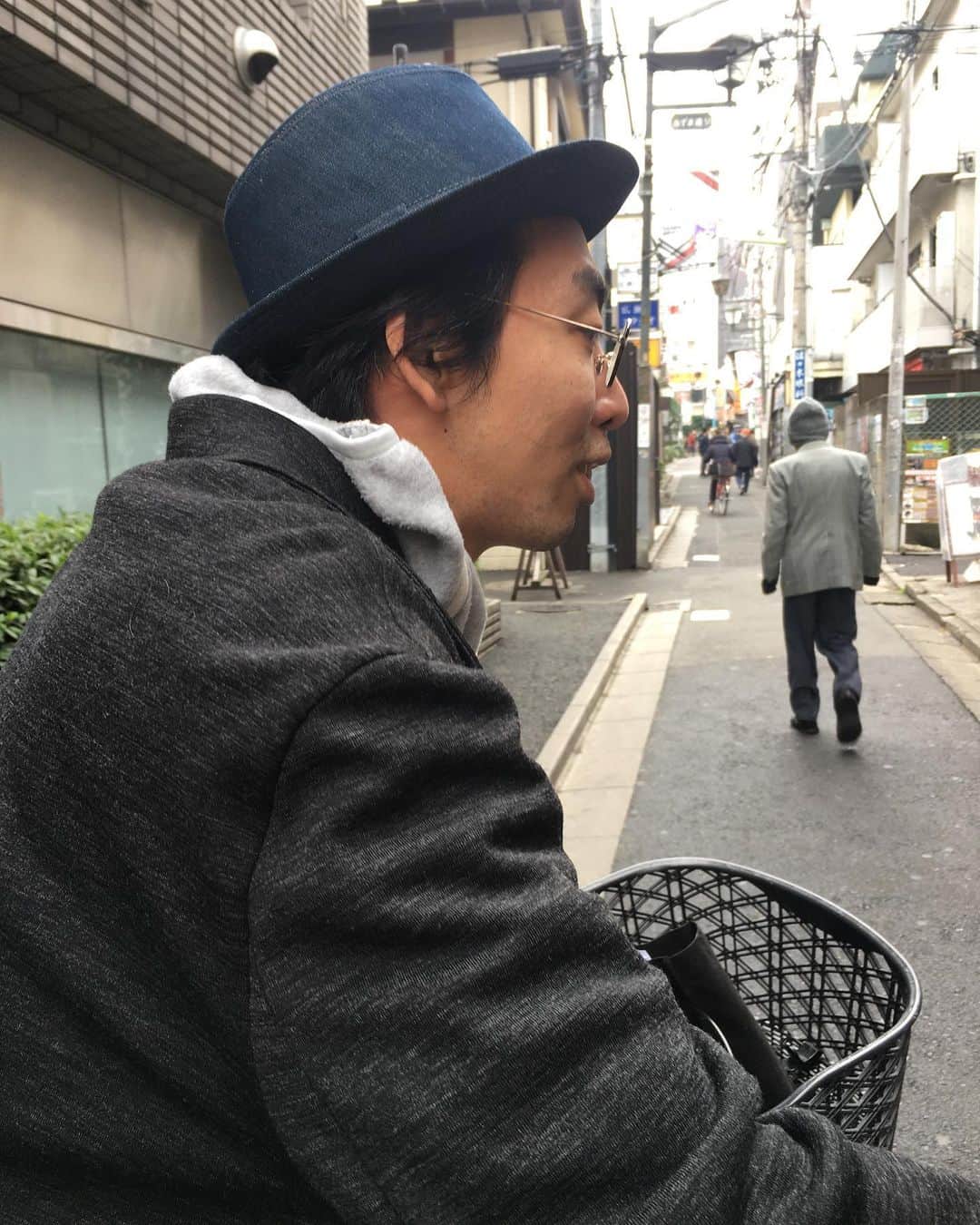 のインスタグラム：「今日は偶然 野生の時生が あられました。電動ママチャリで🙃 会えて嬉しかった。。 好きなメンズ🥴 #業者を待ちながら」