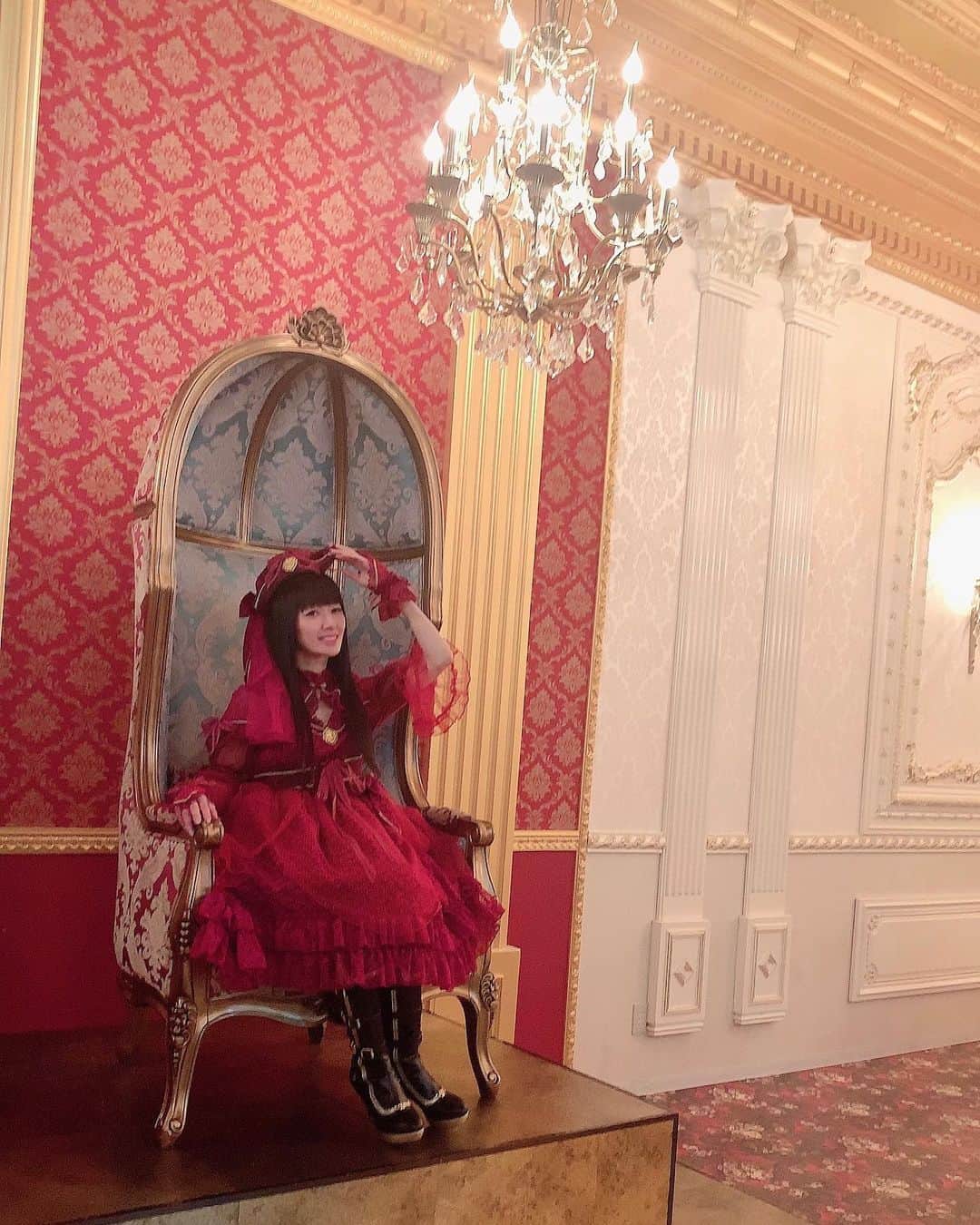 田中理恵さんのインスタグラム写真 - (田中理恵Instagram)「うちの子（水銀燈）座らせてた椅子とちょっと近くてdollにになった気分だった。（赤衣装着てお仕事の撮影にて）」12月18日 1時11分 - rieanesan