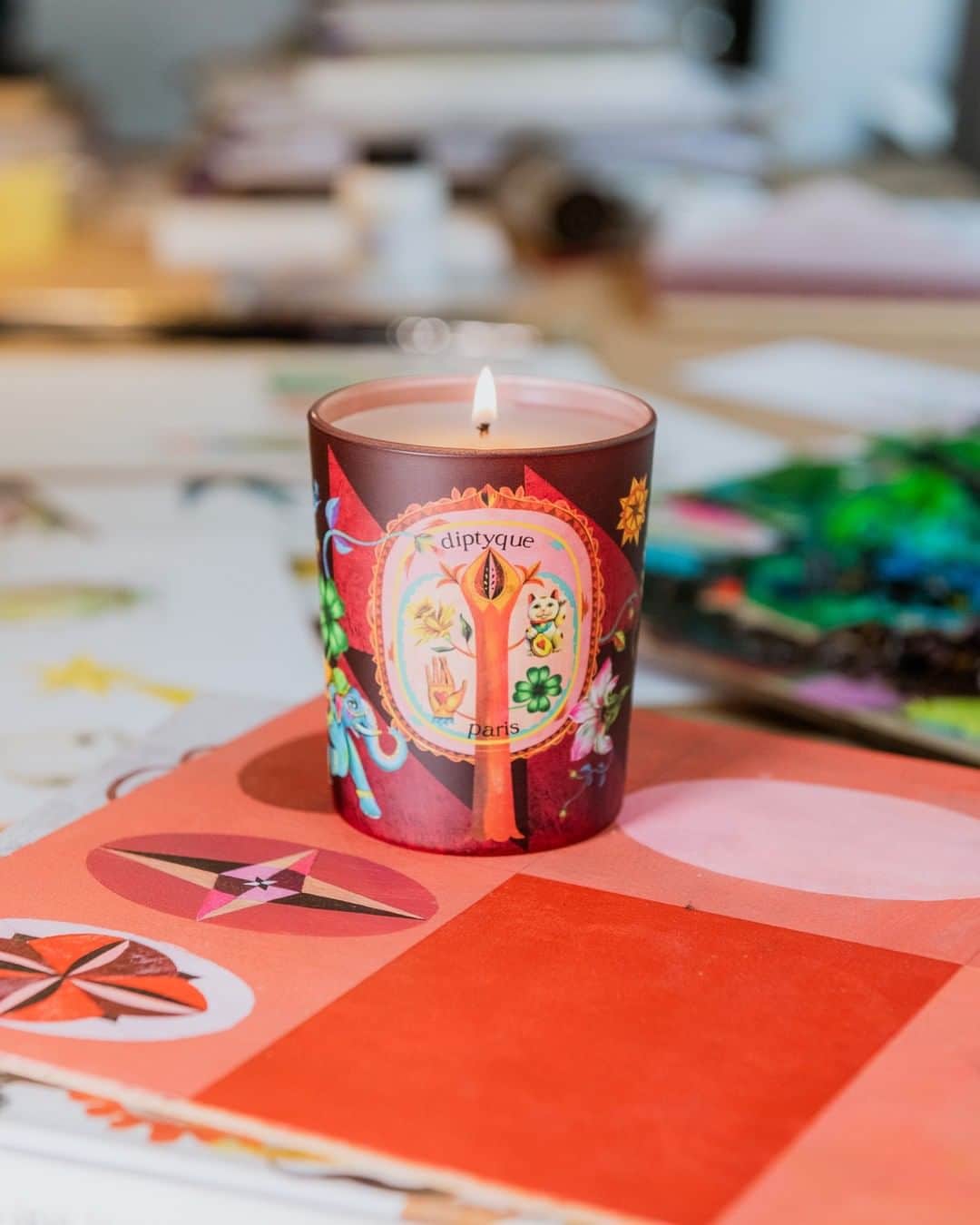 のインスタグラム：「Creating a good omen for the holiday season, Lucky Flowers burns anise, clove, and rose together #diptyque #luckycharms #wintercollection #candles」