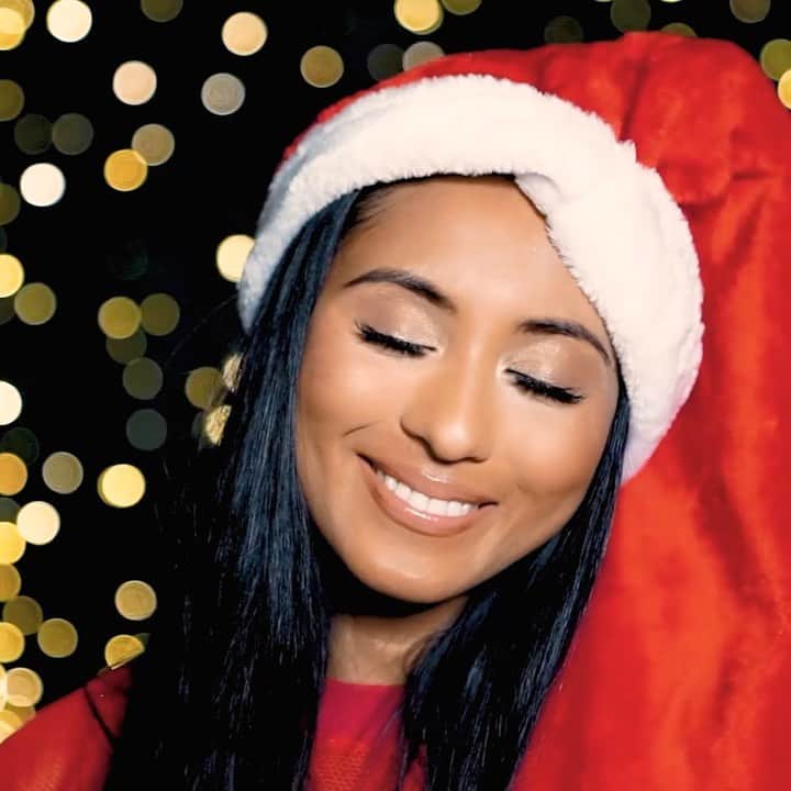 のインスタグラム：「If we could have just one more Christmas...❤️🎶 Who’s heard my Christmas EP!? . . #Linkinbio #christmasmusic #holidaymusic」