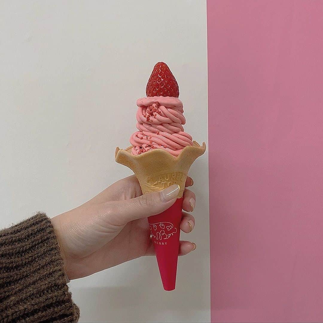 前田亜美のインスタグラム：「. . いちごソフト。‪🍦‬. . . . #テレビでやってて 笑 #食べたくなった 笑 #これだけは食べたくて #イチゴ似合わないけど #美味しかった」
