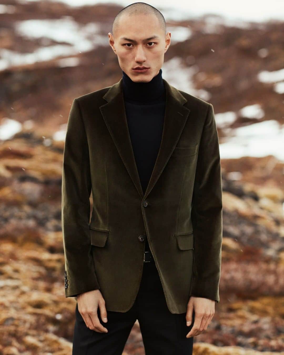 ギーブス&ホークスのインスタグラム：「This elegant olive green velvet jacket is a sophisticated choice for cocktail parties or formal events. It’s cut from superior quality Italian velvet, woven by Pontoglio in Italy, in a classic style with notched lapels and two buttons to fasten.」