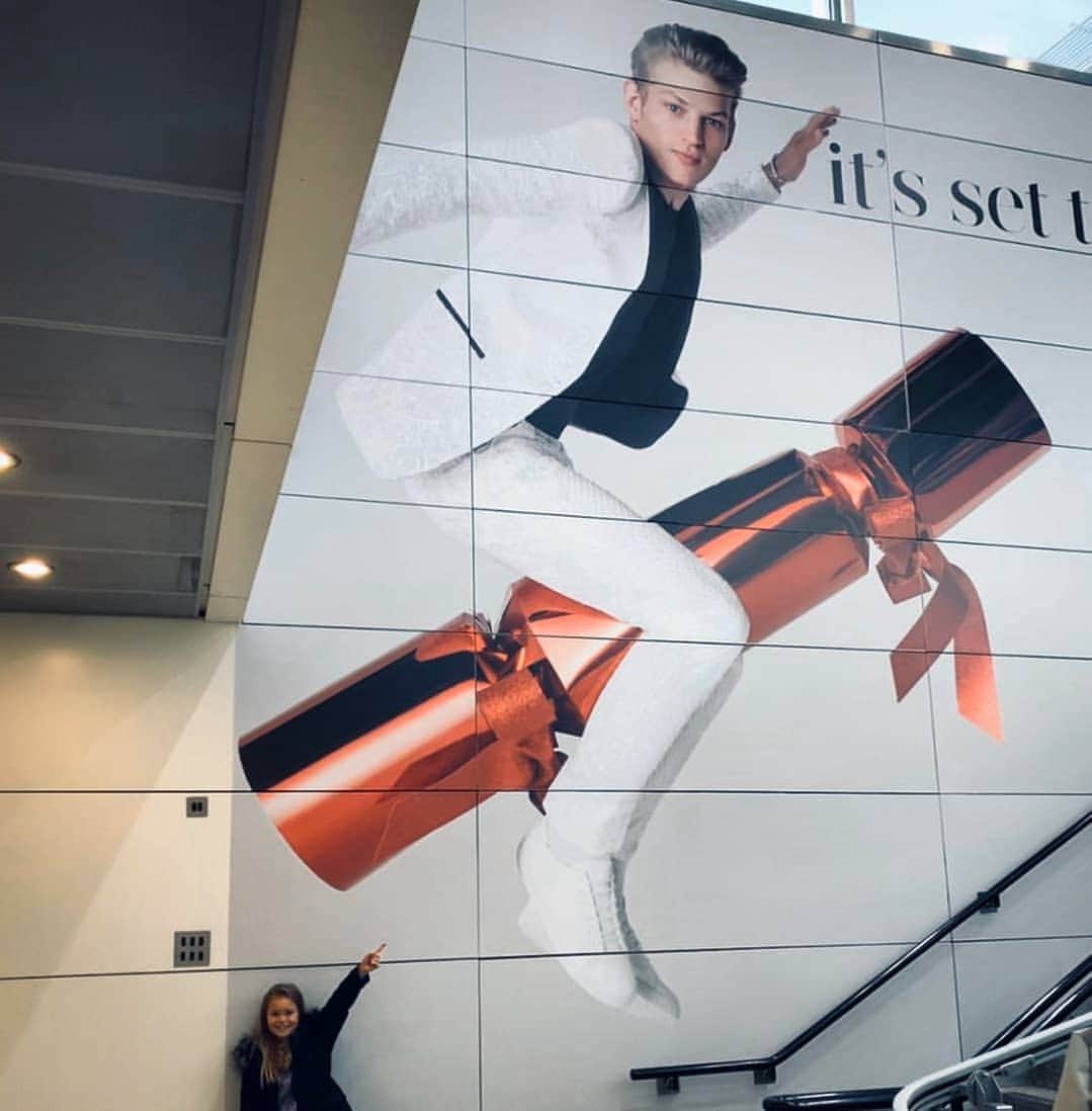 セバスティアン・ソーブのインスタグラム：「I've been spied by @ava_nicole_lunn cracking on for Christmas for @mcarthurglen」