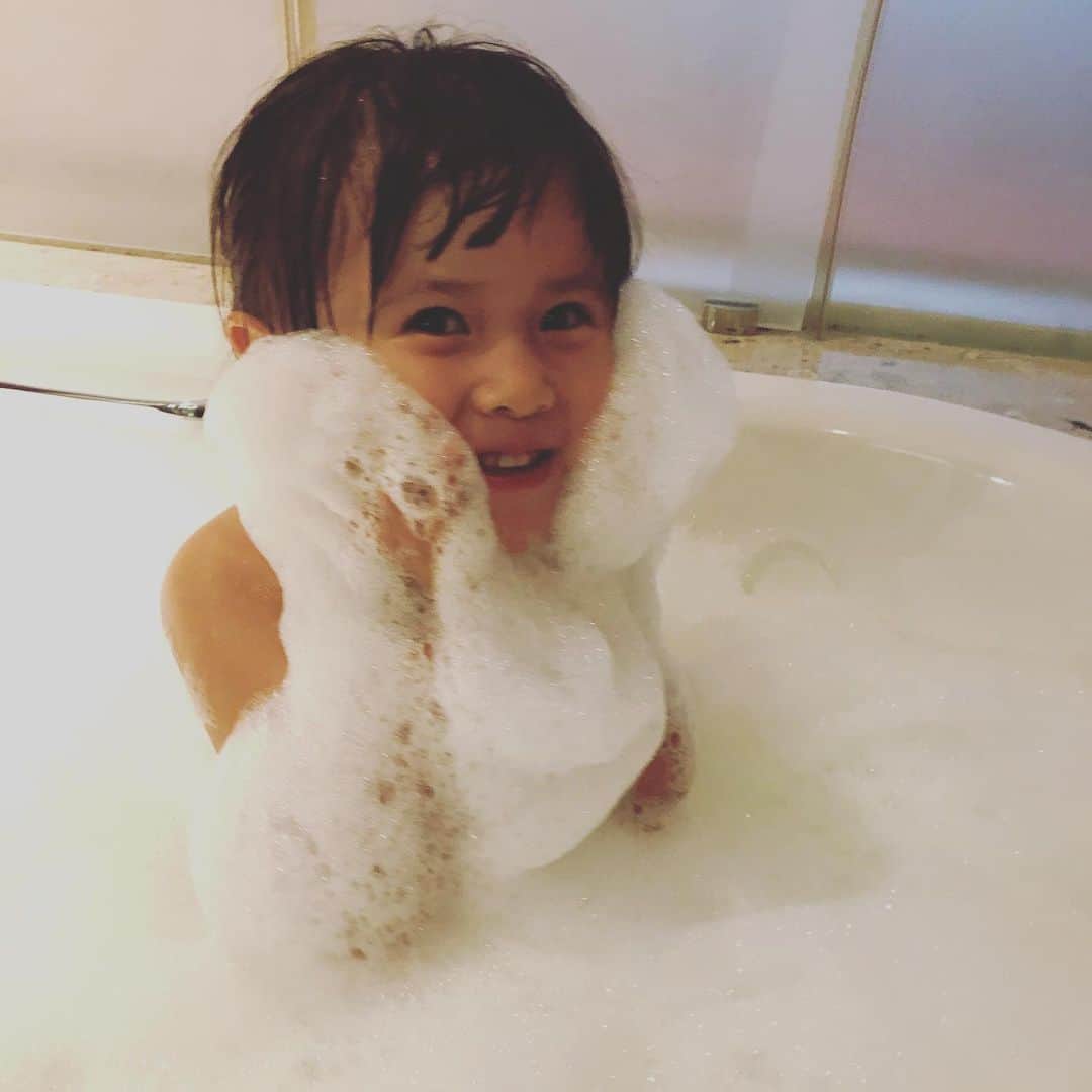 依布サラサさんのインスタグラム写真 - (依布サラサInstagram)「雨季のシンガポール 、土砂降りの中プールで遊ぶので、なるべくお風呂に浸かってほしいという願いからバブルバスな日々🛀 よくバブルバスに入れてもらってたのはお風呂に浸かってほしい、という親の願いもあったんだなぁと今気付く😇 #bubblebath #singapore #お風呂　#バブルバス　#4歳　#女の子　#サラミニ」12月18日 1時38分 - sarasaifu