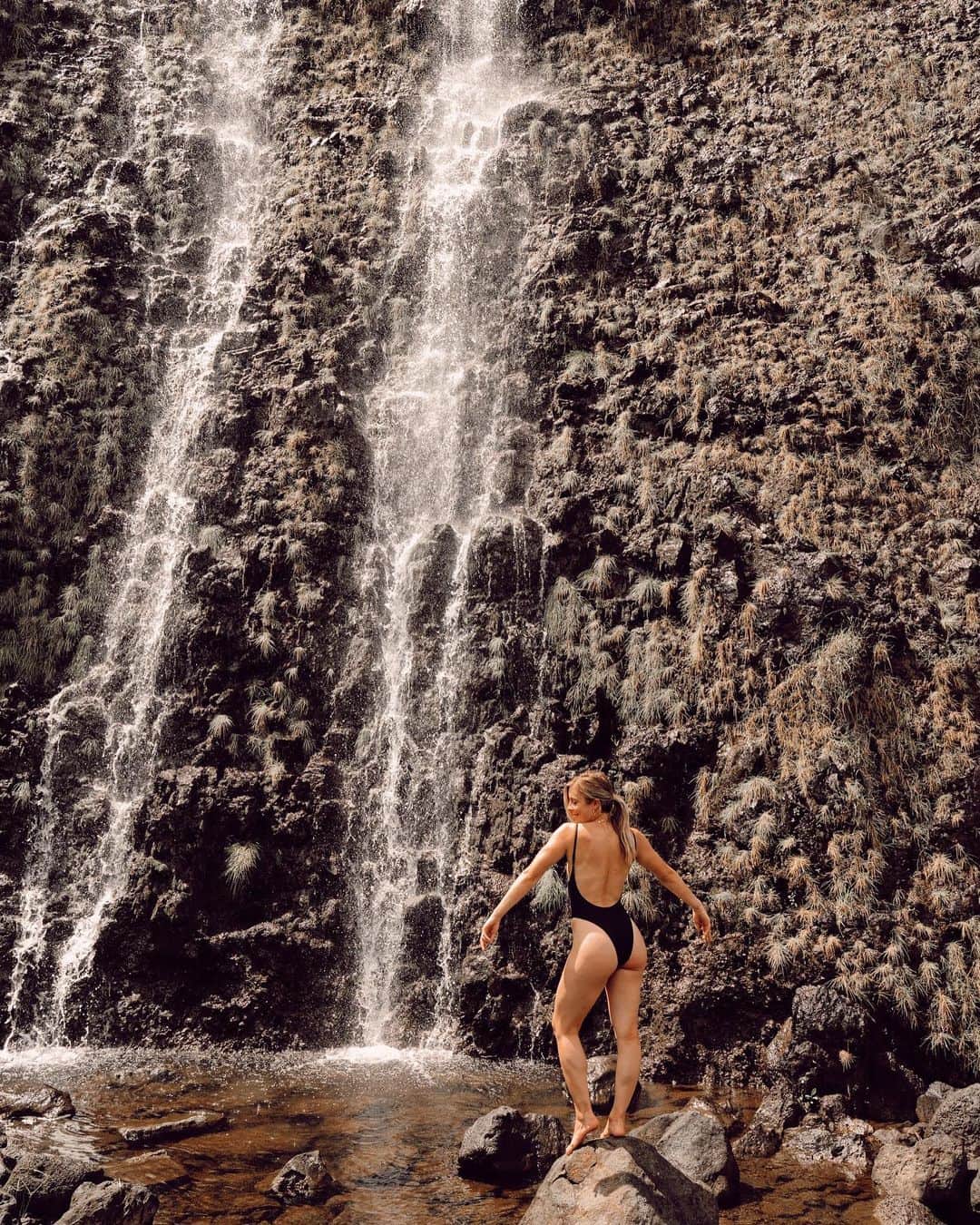 アシュリー・ワグナーさんのインスタグラム写真 - (アシュリー・ワグナーInstagram)「Real Talk: I don’t always feel comfortable in my body. I can look at myself and tear my body to shreds. I think talking about the concept of body positivity is important, but it isn’t always how you feel. Women start to feel ashamed that they can’t always love their bodies, and it becomes this never ending cycle. I’ve learned that I won’t always wake up and love my stomach, the shape of my legs, the size of my butt. I won’t always be in control of that, but I am in control of how kind I am to myself. On hard days, I remind myself to approach my body with the kindness I deserve. We only get one body, and it does so much more for us than just look pretty ❤️」12月18日 1時47分 - ashwagner2010