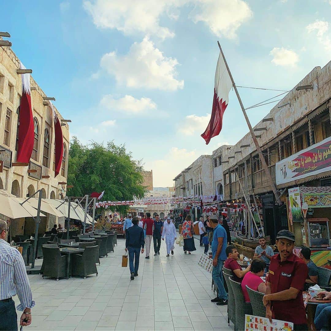 百瀬俊介さんのインスタグラム写真 - (百瀬俊介Instagram)「Visitando a Souq Waqif 🇶🇦 散歩がてらカタールの観光名所『スーク・ワキーフ』に行ってきました。 スークはカフェできるお店がたくさん☕️🍪🍨 夜のスークはアラビアンナイト？ まだ行ったことがないけど滞在中、行く機会があれば行ってみよう！！ #qatar #souqwaqif #カタール #スーク #観光名所 #クラブW杯 #clubwc #fifa」12月18日 1時55分 - momose_shunsuke