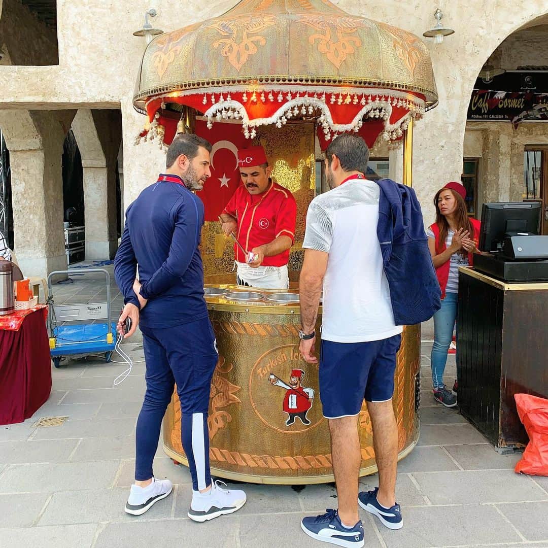 百瀬俊介さんのインスタグラム写真 - (百瀬俊介Instagram)「Visitando a Souq Waqif 🇶🇦 散歩がてらカタールの観光名所『スーク・ワキーフ』に行ってきました。 スークはカフェできるお店がたくさん☕️🍪🍨 夜のスークはアラビアンナイト？ まだ行ったことがないけど滞在中、行く機会があれば行ってみよう！！ #qatar #souqwaqif #カタール #スーク #観光名所 #クラブW杯 #clubwc #fifa」12月18日 1時55分 - momose_shunsuke