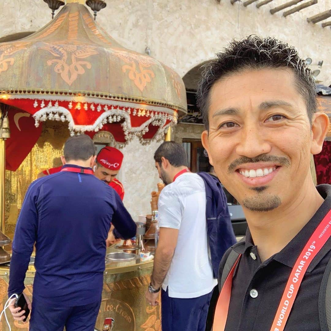 百瀬俊介さんのインスタグラム写真 - (百瀬俊介Instagram)「Visitando a Souq Waqif 🇶🇦 散歩がてらカタールの観光名所『スーク・ワキーフ』に行ってきました。 スークはカフェできるお店がたくさん☕️🍪🍨 夜のスークはアラビアンナイト？ まだ行ったことがないけど滞在中、行く機会があれば行ってみよう！！ #qatar #souqwaqif #カタール #スーク #観光名所 #クラブW杯 #clubwc #fifa」12月18日 1時55分 - momose_shunsuke