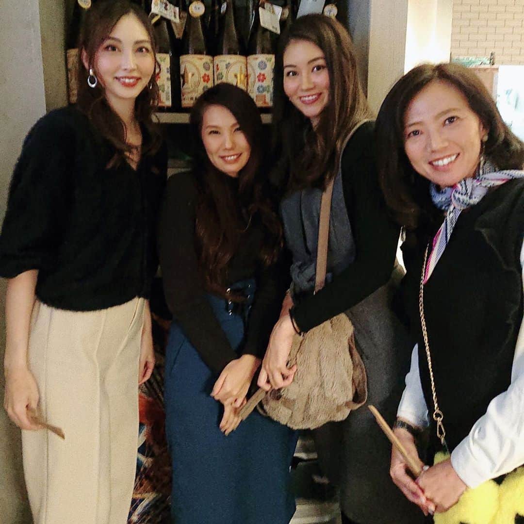 大塚莉奈さんのインスタグラム写真 - (大塚莉奈Instagram)「プロサーファーの 内海裕美子プロと初めてお会いした林未来プロと姉と！！ 内海さんと出会った頃、まだ私はサーフィン始めていなかったのですが、今回久しぶりに会って、サーフィンのお話出来て良かったです^_^  #サーフィン #サーフィン女子 #surfing #surfinglife #内海裕美子プロ  #林未来プロ #instagood」12月18日 1時56分 - rinaotsuka0526