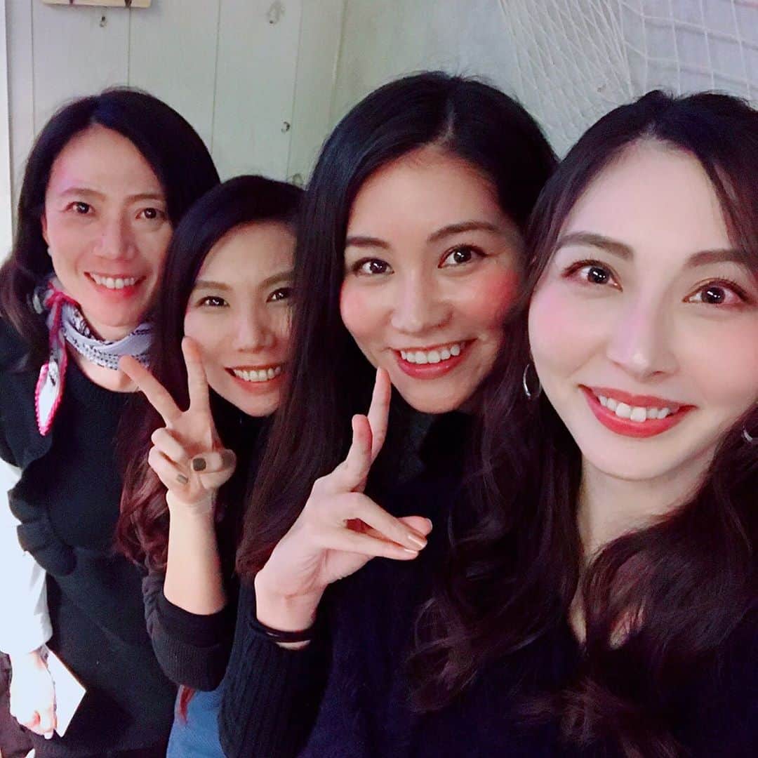 大塚莉奈のインスタグラム：「プロサーファーの 内海裕美子プロと初めてお会いした林未来プロと姉と！！ 内海さんと出会った頃、まだ私はサーフィン始めていなかったのですが、今回久しぶりに会って、サーフィンのお話出来て良かったです^_^  #サーフィン #サーフィン女子 #surfing #surfinglife #内海裕美子プロ  #林未来プロ #instagood」