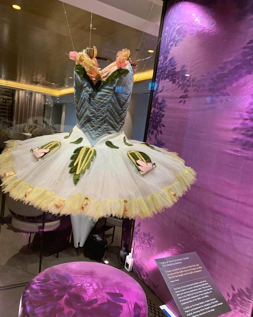 伊藤友季子さんのインスタグラム写真 - (伊藤友季子Instagram)「🇬🇧 Beautiful Sleeping Beauty fairy tutus worn in the 1960s, displayed at the Royal Opera House. They take you back through the times and to a place beyond your imagination. オペラハウスでは、1960年代に実際に着用されたロイヤルの「眠り」のお衣裳が展示されていました。プロローグの妖精のお衣裳で、一つ目は今回の演出を手掛け、カラボス役としても有名なMonica Mason元芸術監督が着て踊られたチュチュ🌼どちらもOlivier Messell のデザインです。 最近作られたかと思うくらい、全く色褪せずに綺麗な状態にびっくり。色やデザインも古さを感じさせず、しばらく見惚れてしまいました。 現在ロイヤルで上演されている「眠り」は、第二次世界大戦後にオペラハウスが再オープンした1946年に上演されたバージョンを復活させたものだそうです。　 お衣裳を見ているだけで、時代も時空も超えて夢の世界に誘われるようで、不思議な力がありました… ちなみに5分前のチャイムは劇場の係の方が実際にベルを鳴らして歩きます！（最後の動画）🔔そんなところも味があって好きです♪ –––––––––––––––––––––––––––––––––––––———— #バレエ #ballet #バレエスタジオ #バレエ教室 #バレエダンサー #バレエ講師 #クリスマス #christmas #ロンドン #英国 #london #英国ロイヤルバレエ団 #ロイヤルバレエ団  #royalballet #royaloperahouse #sleepingbeauty #眠れる森の美女 #balletcostumes #tutu #バレエ衣裳 #チュチュ」12月18日 1時57分 - yukiko_xx