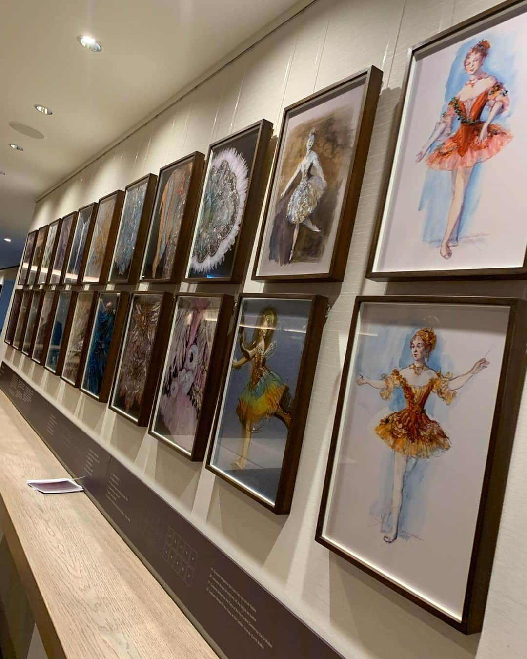 伊藤友季子さんのインスタグラム写真 - (伊藤友季子Instagram)「🇬🇧 Beautiful Sleeping Beauty fairy tutus worn in the 1960s, displayed at the Royal Opera House. They take you back through the times and to a place beyond your imagination. オペラハウスでは、1960年代に実際に着用されたロイヤルの「眠り」のお衣裳が展示されていました。プロローグの妖精のお衣裳で、一つ目は今回の演出を手掛け、カラボス役としても有名なMonica Mason元芸術監督が着て踊られたチュチュ🌼どちらもOlivier Messell のデザインです。 最近作られたかと思うくらい、全く色褪せずに綺麗な状態にびっくり。色やデザインも古さを感じさせず、しばらく見惚れてしまいました。 現在ロイヤルで上演されている「眠り」は、第二次世界大戦後にオペラハウスが再オープンした1946年に上演されたバージョンを復活させたものだそうです。　 お衣裳を見ているだけで、時代も時空も超えて夢の世界に誘われるようで、不思議な力がありました… ちなみに5分前のチャイムは劇場の係の方が実際にベルを鳴らして歩きます！（最後の動画）🔔そんなところも味があって好きです♪ –––––––––––––––––––––––––––––––––––––———— #バレエ #ballet #バレエスタジオ #バレエ教室 #バレエダンサー #バレエ講師 #クリスマス #christmas #ロンドン #英国 #london #英国ロイヤルバレエ団 #ロイヤルバレエ団  #royalballet #royaloperahouse #sleepingbeauty #眠れる森の美女 #balletcostumes #tutu #バレエ衣裳 #チュチュ」12月18日 1時57分 - yukiko_xx