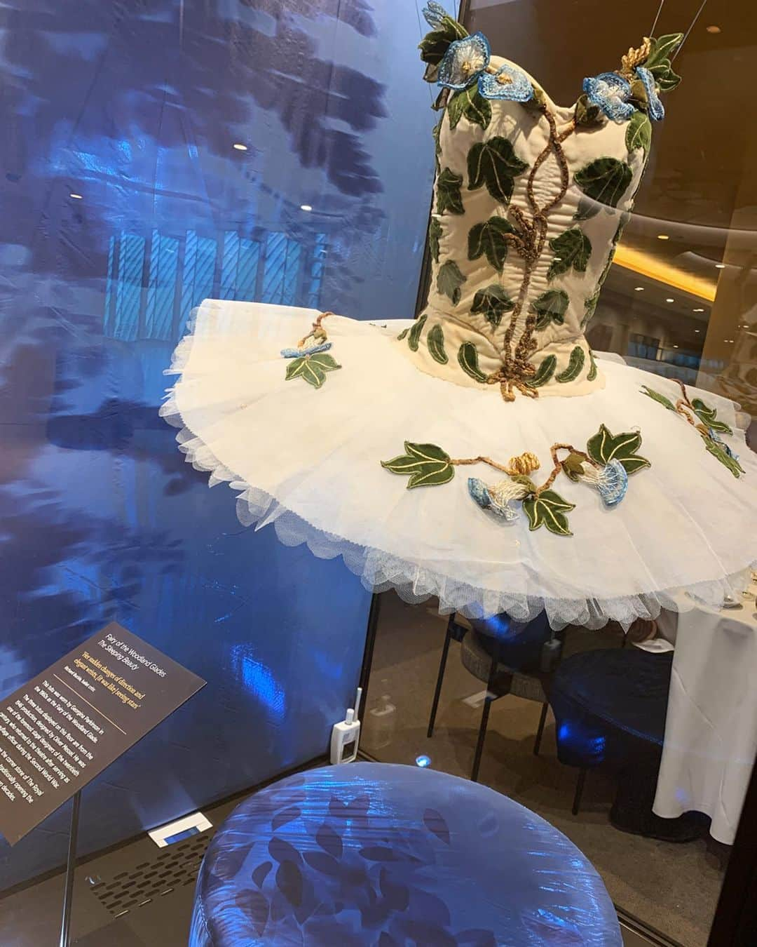 伊藤友季子さんのインスタグラム写真 - (伊藤友季子Instagram)「🇬🇧 Beautiful Sleeping Beauty fairy tutus worn in the 1960s, displayed at the Royal Opera House. They take you back through the times and to a place beyond your imagination. オペラハウスでは、1960年代に実際に着用されたロイヤルの「眠り」のお衣裳が展示されていました。プロローグの妖精のお衣裳で、一つ目は今回の演出を手掛け、カラボス役としても有名なMonica Mason元芸術監督が着て踊られたチュチュ🌼どちらもOlivier Messell のデザインです。 最近作られたかと思うくらい、全く色褪せずに綺麗な状態にびっくり。色やデザインも古さを感じさせず、しばらく見惚れてしまいました。 現在ロイヤルで上演されている「眠り」は、第二次世界大戦後にオペラハウスが再オープンした1946年に上演されたバージョンを復活させたものだそうです。　 お衣裳を見ているだけで、時代も時空も超えて夢の世界に誘われるようで、不思議な力がありました… ちなみに5分前のチャイムは劇場の係の方が実際にベルを鳴らして歩きます！（最後の動画）🔔そんなところも味があって好きです♪ –––––––––––––––––––––––––––––––––––––———— #バレエ #ballet #バレエスタジオ #バレエ教室 #バレエダンサー #バレエ講師 #クリスマス #christmas #ロンドン #英国 #london #英国ロイヤルバレエ団 #ロイヤルバレエ団  #royalballet #royaloperahouse #sleepingbeauty #眠れる森の美女 #balletcostumes #tutu #バレエ衣裳 #チュチュ」12月18日 1時57分 - yukiko_xx