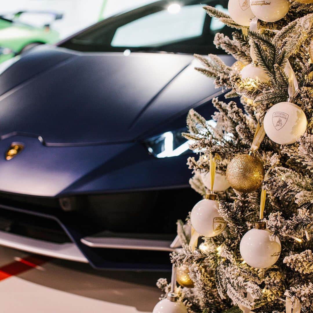 ランボルギーニさんのインスタグラム写真 - (ランボルギーニInstagram)「Gear up for Christmas and its festivities with the spirit of the Bull. Tap to explore Lamborghini’s decorations.  #Lamborghini #Christmas」12月18日 1時58分 - lamborghini