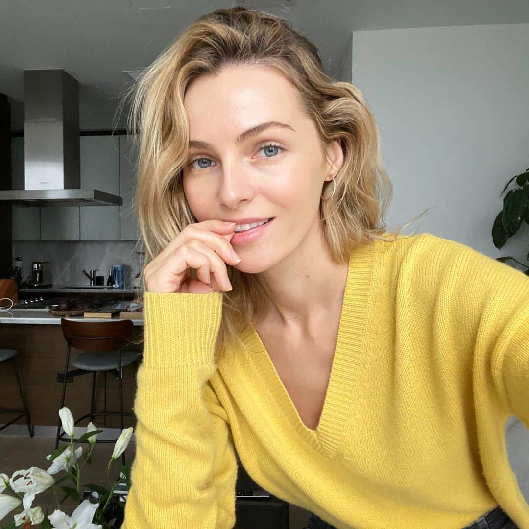 ヴァレンティナ・ゼリャヴァのインスタグラム：「Weather forecast - eternal sunshine ☀️」