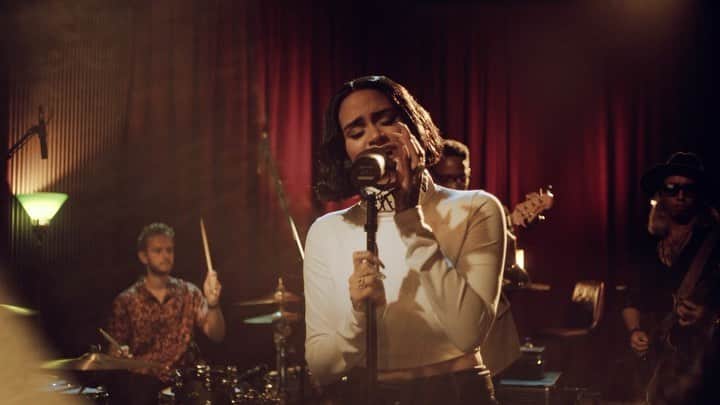 ゼッドのインスタグラム：「We recorded “GOOD THING” live in New York. :) Check it out now, link in bio. @kehlani big thanks to the band! bass: @andrecleghorn guitar: @kappaswg keys: @axeltoscaofficial」