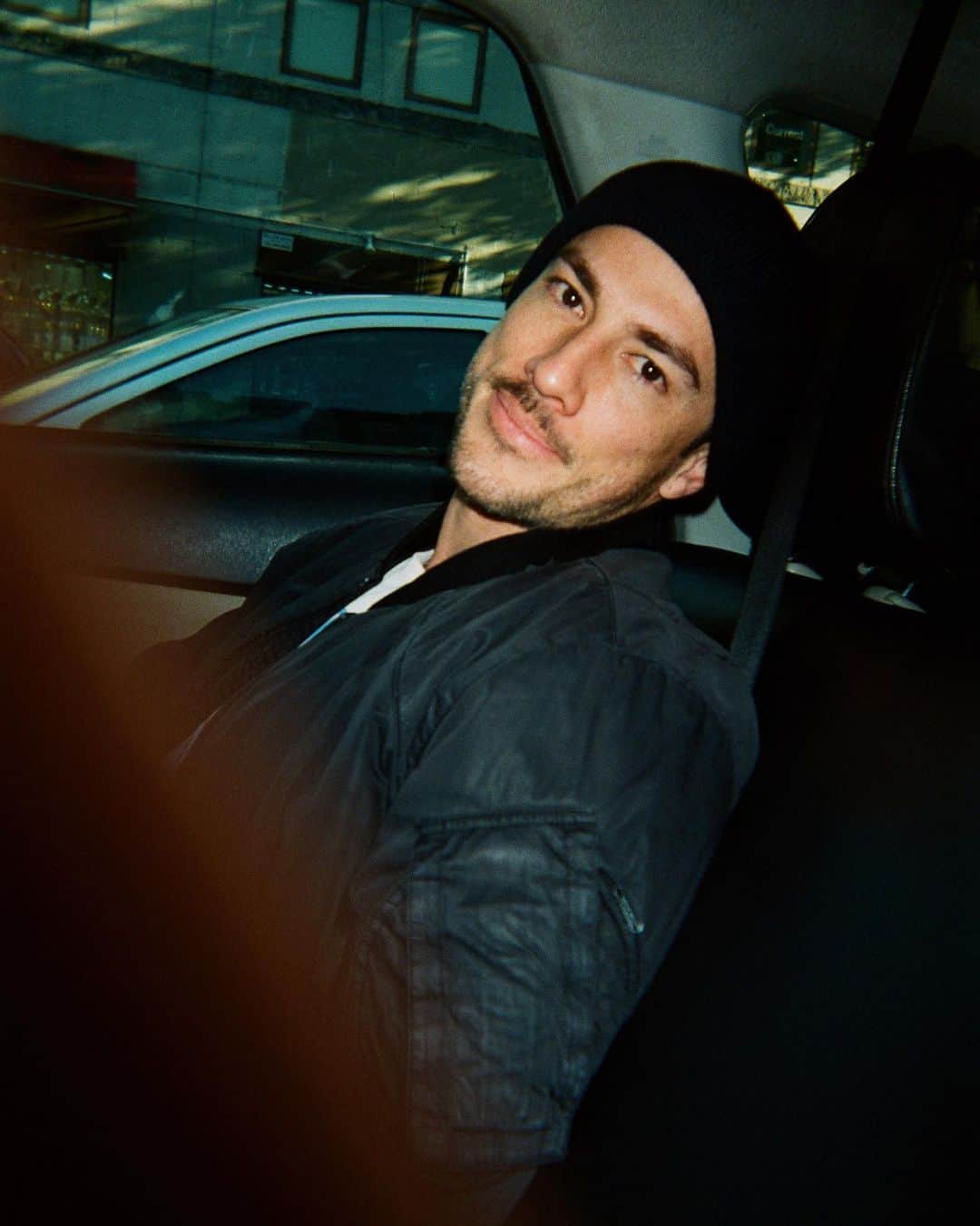 マイケル・トレヴィーノのインスタグラム：「This is a photo taken with a disposable Kodak camera in the backseat of a taxi while visiting New York City. I think the finger in frame really brings this one together. Enjoy! 👉🏼📸🍎」
