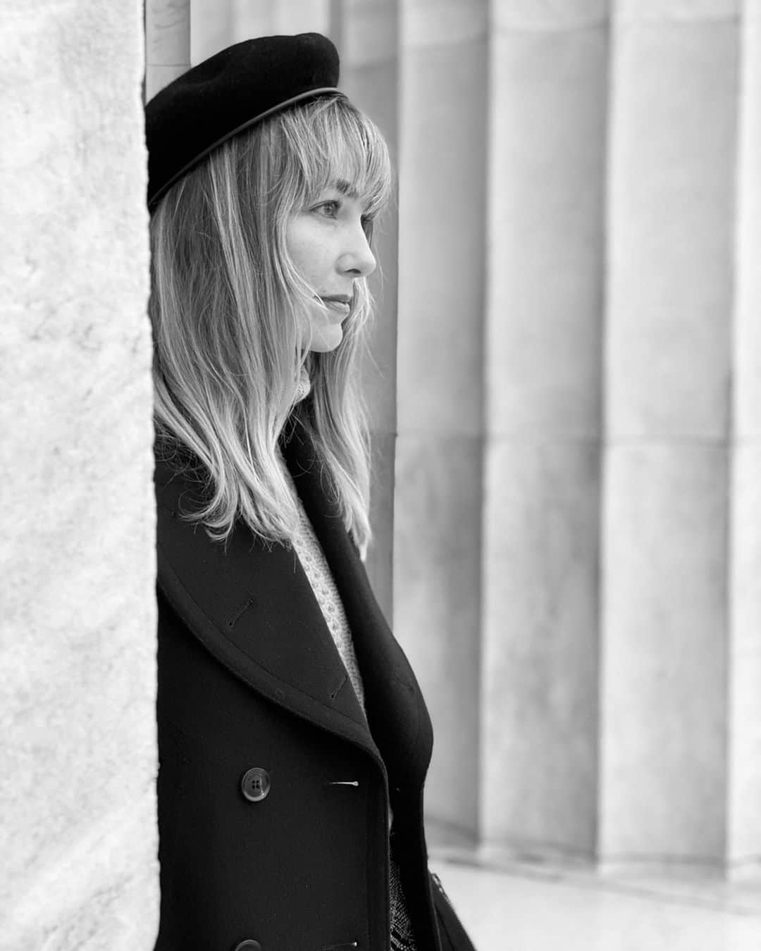 アシュリー・ハートさんのインスタグラム写真 - (アシュリー・ハートInstagram)「I felt sophisticated just stepping foot in Washington DC. ‘The capital of America’ sounds powerful right? Well it absolutely felt that way. Strangely, the grandiosity of this place instantly brought up a strong insecurity within me, which I didn’t realize ran so deep. ‘I’m dumb’ reverberated off the walls at the Lincoln memorial, where intelligence was so clearly prevalent. Abraham’s 2 most famous speeches etched into the marble.  This place was the stage where many of today’s heroes, who essentially changed the course of our world, once stood. And there I was, standing in the exact place Martin Luther King made his ‘I had a dream speech,’ about to do an interview with the head park ranger, feeling very small about myself.  What was this weight I was feeling??? I had done some research to at least know a little bit of what I was going to be talking about and had a few scripted questions to follow, yet I felt nervous and out of my depth. This is a  feeling I have been coming up against a lot lately in this hosting role. The voices in my head were running wild and my self talk was downright mean.  Usually, any intellectual facts about the world or complex history, especially politics, would be lost on me.  I developed a strategy to address this that can best be described as “smile and nod”. Not because I didn’t want to learn but simply because I decided, years ago, that being a slow learner meant that I’m not one of ‘those people’. Yet on camera, I couldn’t hide. The feeling of false confidence was so unsatisfying. It felt inauthentic. It created a nervousness that I wasn’t able to get a handle on or quite understand.  I realized in that moment, it’s this story I’ve been telling myself about being stupid. That was the disconnect between hearing information and actually understanding it.  The memories of being called on to read out loud as a kid (not actually knowing how to read until I was about 15) or just the idea of presenting anything in front of my classmates would literally make me sick. Everything seemed amplified when I was in front of the camera. I was thinking, ‘I’m slow,’ ‘I can’t remember things,’ ‘I’m dumb,’ ‘don’t see me mess up’ etc. (cont’d👇🏻)」12月18日 2時07分 - ashleyhart