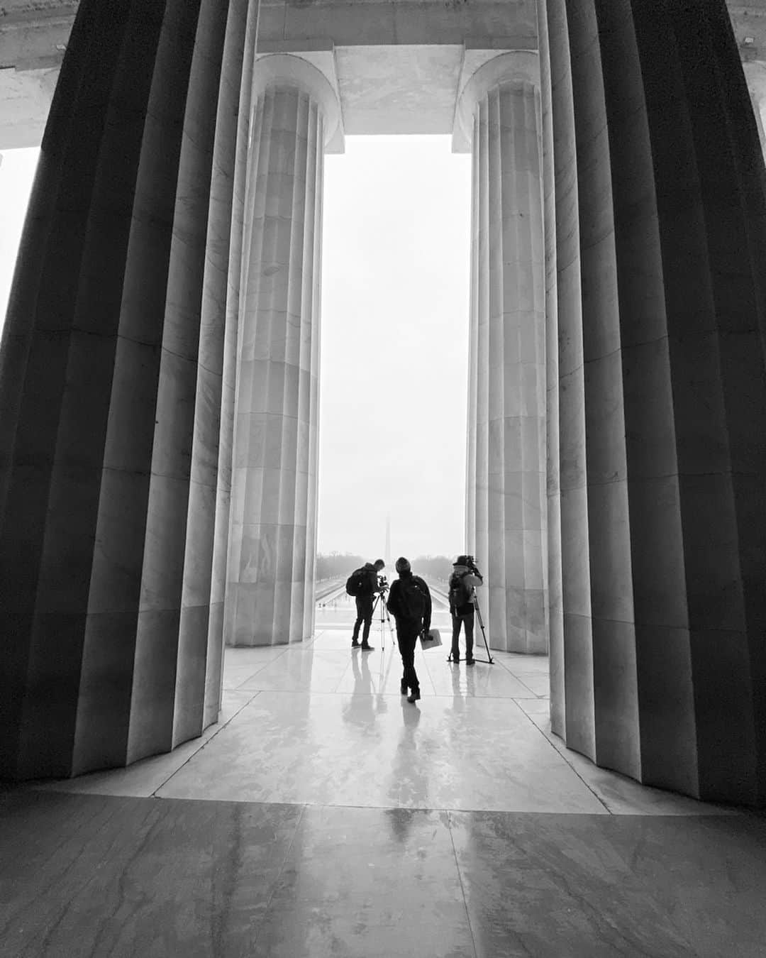 アシュリー・ハートさんのインスタグラム写真 - (アシュリー・ハートInstagram)「I felt sophisticated just stepping foot in Washington DC. ‘The capital of America’ sounds powerful right? Well it absolutely felt that way. Strangely, the grandiosity of this place instantly brought up a strong insecurity within me, which I didn’t realize ran so deep. ‘I’m dumb’ reverberated off the walls at the Lincoln memorial, where intelligence was so clearly prevalent. Abraham’s 2 most famous speeches etched into the marble.  This place was the stage where many of today’s heroes, who essentially changed the course of our world, once stood. And there I was, standing in the exact place Martin Luther King made his ‘I had a dream speech,’ about to do an interview with the head park ranger, feeling very small about myself.  What was this weight I was feeling??? I had done some research to at least know a little bit of what I was going to be talking about and had a few scripted questions to follow, yet I felt nervous and out of my depth. This is a  feeling I have been coming up against a lot lately in this hosting role. The voices in my head were running wild and my self talk was downright mean.  Usually, any intellectual facts about the world or complex history, especially politics, would be lost on me.  I developed a strategy to address this that can best be described as “smile and nod”. Not because I didn’t want to learn but simply because I decided, years ago, that being a slow learner meant that I’m not one of ‘those people’. Yet on camera, I couldn’t hide. The feeling of false confidence was so unsatisfying. It felt inauthentic. It created a nervousness that I wasn’t able to get a handle on or quite understand.  I realized in that moment, it’s this story I’ve been telling myself about being stupid. That was the disconnect between hearing information and actually understanding it.  The memories of being called on to read out loud as a kid (not actually knowing how to read until I was about 15) or just the idea of presenting anything in front of my classmates would literally make me sick. Everything seemed amplified when I was in front of the camera. I was thinking, ‘I’m slow,’ ‘I can’t remember things,’ ‘I’m dumb,’ ‘don’t see me mess up’ etc. (cont’d👇🏻)」12月18日 2時07分 - ashleyhart