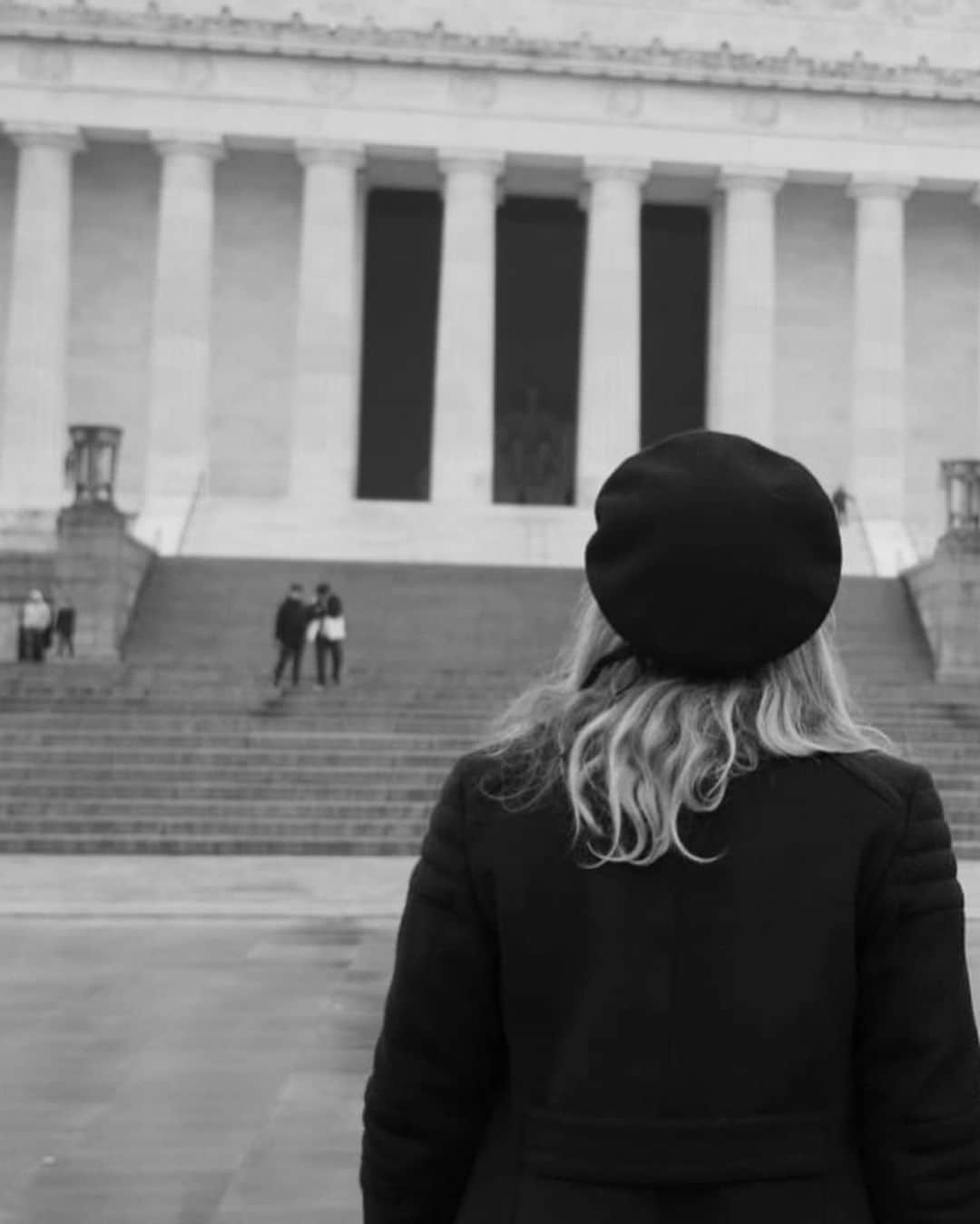 アシュリー・ハートさんのインスタグラム写真 - (アシュリー・ハートInstagram)「I felt sophisticated just stepping foot in Washington DC. ‘The capital of America’ sounds powerful right? Well it absolutely felt that way. Strangely, the grandiosity of this place instantly brought up a strong insecurity within me, which I didn’t realize ran so deep. ‘I’m dumb’ reverberated off the walls at the Lincoln memorial, where intelligence was so clearly prevalent. Abraham’s 2 most famous speeches etched into the marble.  This place was the stage where many of today’s heroes, who essentially changed the course of our world, once stood. And there I was, standing in the exact place Martin Luther King made his ‘I had a dream speech,’ about to do an interview with the head park ranger, feeling very small about myself.  What was this weight I was feeling??? I had done some research to at least know a little bit of what I was going to be talking about and had a few scripted questions to follow, yet I felt nervous and out of my depth. This is a  feeling I have been coming up against a lot lately in this hosting role. The voices in my head were running wild and my self talk was downright mean.  Usually, any intellectual facts about the world or complex history, especially politics, would be lost on me.  I developed a strategy to address this that can best be described as “smile and nod”. Not because I didn’t want to learn but simply because I decided, years ago, that being a slow learner meant that I’m not one of ‘those people’. Yet on camera, I couldn’t hide. The feeling of false confidence was so unsatisfying. It felt inauthentic. It created a nervousness that I wasn’t able to get a handle on or quite understand.  I realized in that moment, it’s this story I’ve been telling myself about being stupid. That was the disconnect between hearing information and actually understanding it.  The memories of being called on to read out loud as a kid (not actually knowing how to read until I was about 15) or just the idea of presenting anything in front of my classmates would literally make me sick. Everything seemed amplified when I was in front of the camera. I was thinking, ‘I’m slow,’ ‘I can’t remember things,’ ‘I’m dumb,’ ‘don’t see me mess up’ etc. (cont’d👇🏻)」12月18日 2時07分 - ashleyhart