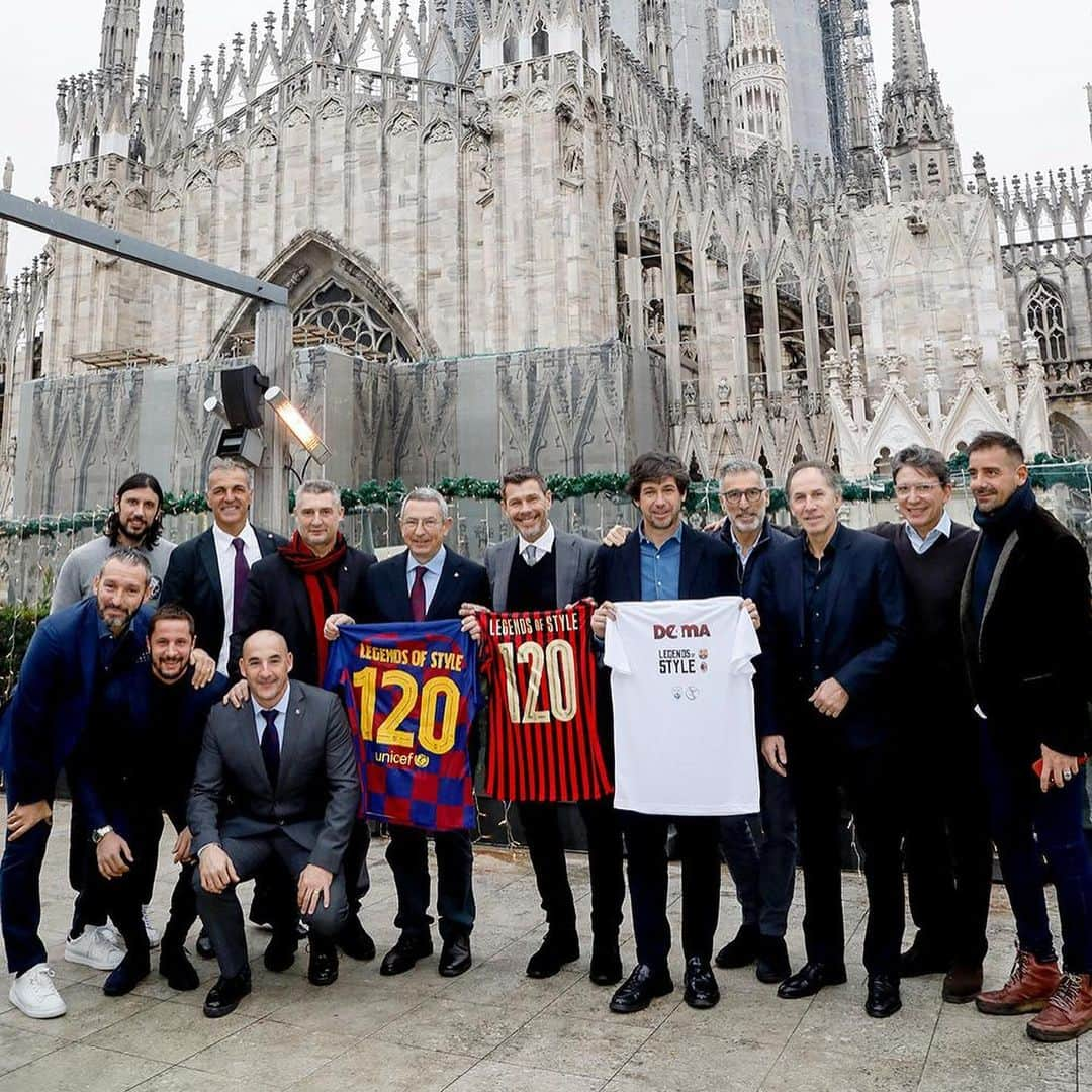 クリスティアン・ザッカルドさんのインスタグラム写真 - (クリスティアン・ザッカルドInstagram)「Legends of style.. @acmilan @fcbarcelona  The international tour of games between the legends of clubs was presented today È stato un piacere essere in compagnia di alcune leggende del Milan e del Barcellona.. #Milan #Barcellona #legends #style #player #passion120 #sempremilan」12月18日 2時26分 - cristianzaccardo