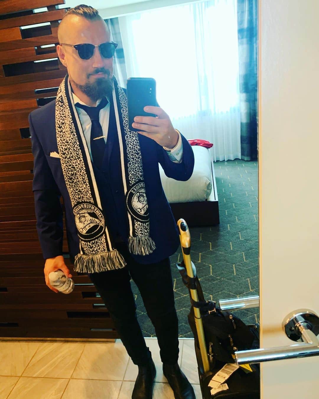 マーティ・スカルのインスタグラム：「When you dress smart but still have to rep the merch  #villain ☔️」