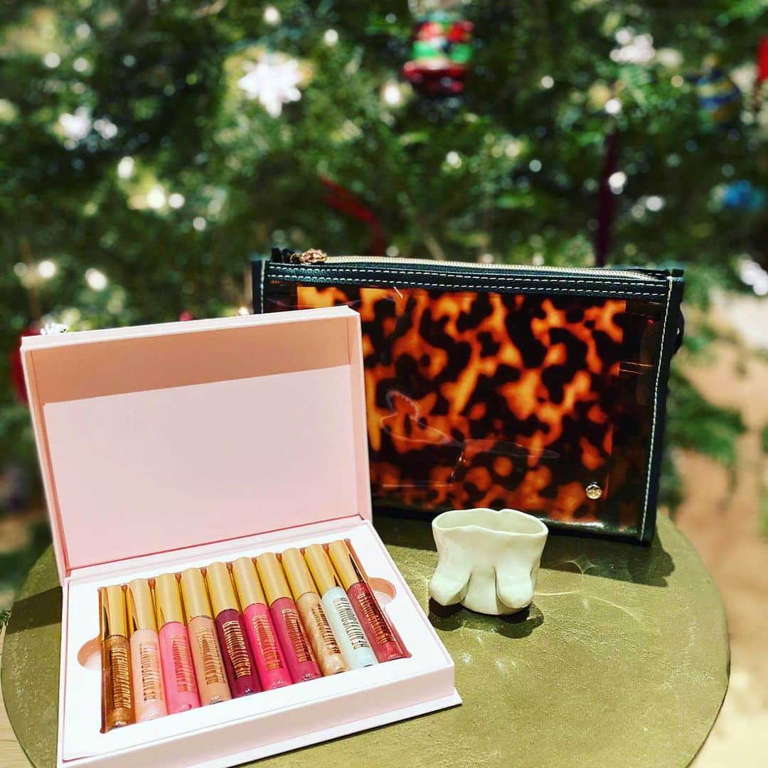 ブリジット・モイナハンさんのインスタグラム写真 - (ブリジット・モイナハンInstagram)「Thank you for helping us celebrate the holidays! #yankeeswap #gifts @beautycounter #gorgeousgloss #betterbeauty #perfectgift #musthave @bustedceramics #artwithacause #SJbags #stephaniejohnsonbags #holidaygifts #stockingstuffers」12月18日 2時27分 - bridgetmoynahan