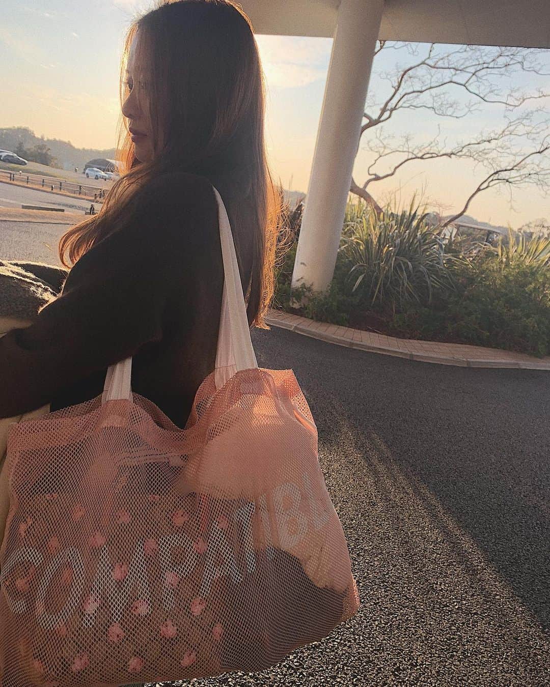 神尾美沙さんのインスタグラム写真 - (神尾美沙Instagram)「🥀﻿ ﻿ @etvos.jp の発表会でいただいたこのバッグ﻿ 可愛すぎて早速ゴルフに持ってった⛳️♡﻿ ﻿ 毎回ETVOSは発表会のバッグが可愛くて﻿ プロダクトももちろんだけど﻿ 密かにチェックしてます。。笑﻿ ﻿ ﻿ photo by @yukakokurosaka0606 ♡ ♡ #etvos#20ss#春のエトヴォス2020 #cosme#beauty#新作コスメ」12月18日 2時29分 - kamiomisa