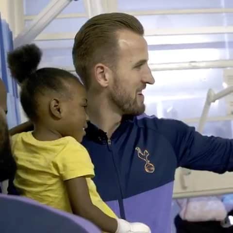 ハリー・ケインのインスタグラム：「Nothing better than putting huge smiles on people’s faces at this time of year especially at the hospital where I was born 💙」